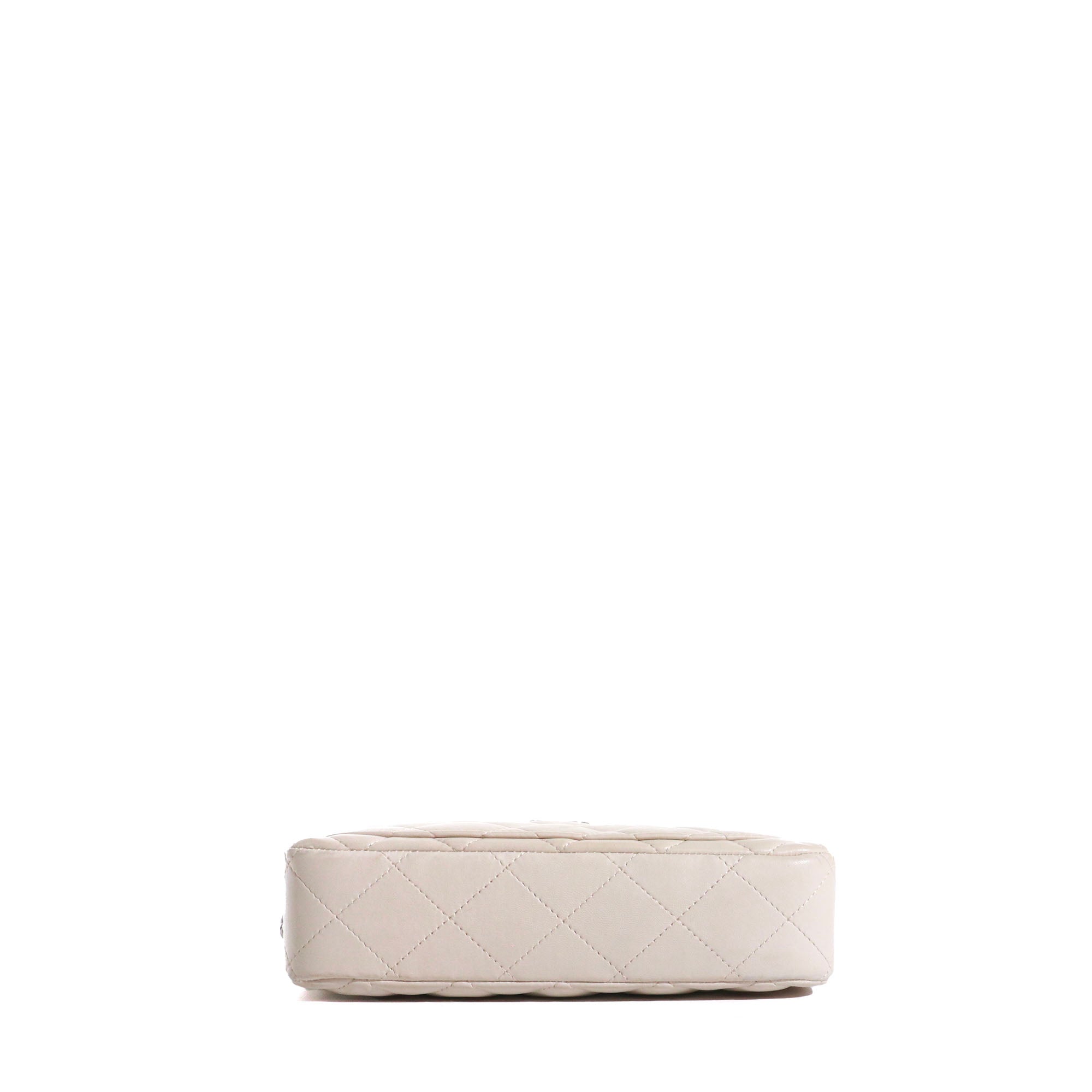 CHANEL - Sac à épaule Caméra Chanel vintage en cuir blanc crème