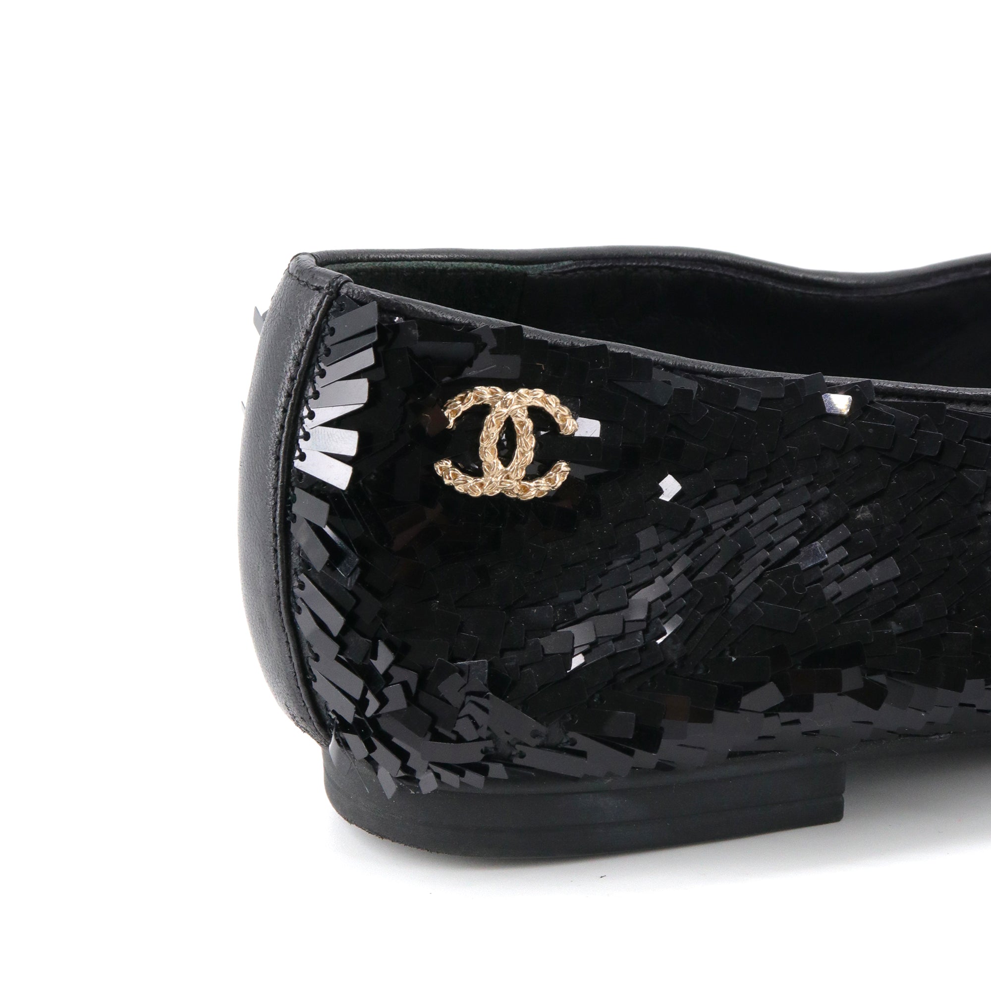CHANEL - Mocassins Chanel ornées de sequins noirs (T38.5)