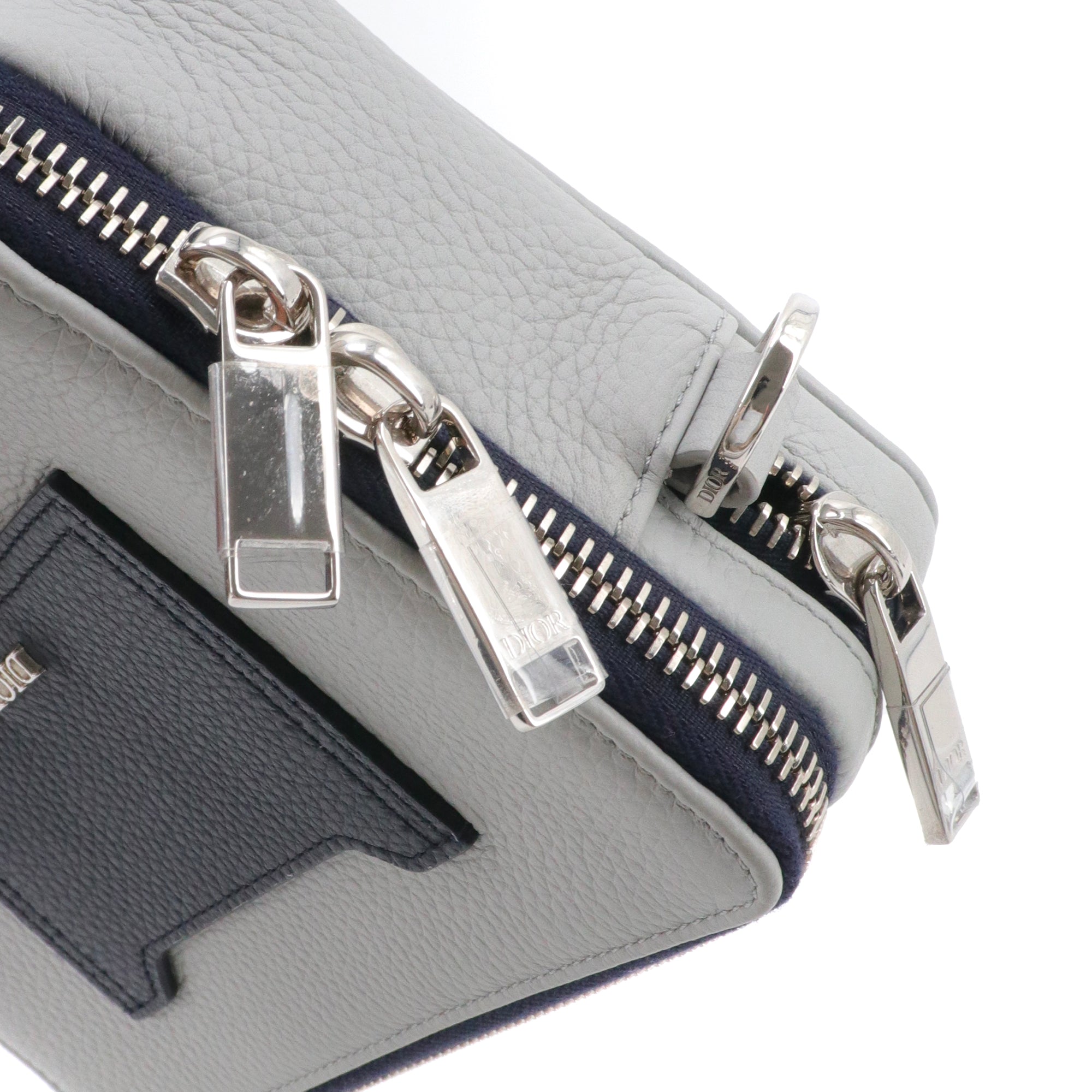 DIOR - Sac à bandoulière Dior en cuir grainé gris et bleu marine