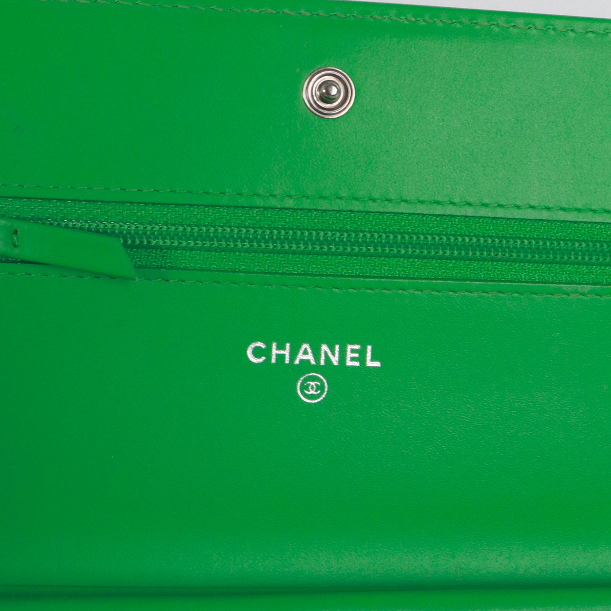 CHANEL - Sac à bandoulière Wallet On Chain Boy Chanel en cuir verni vert fluo