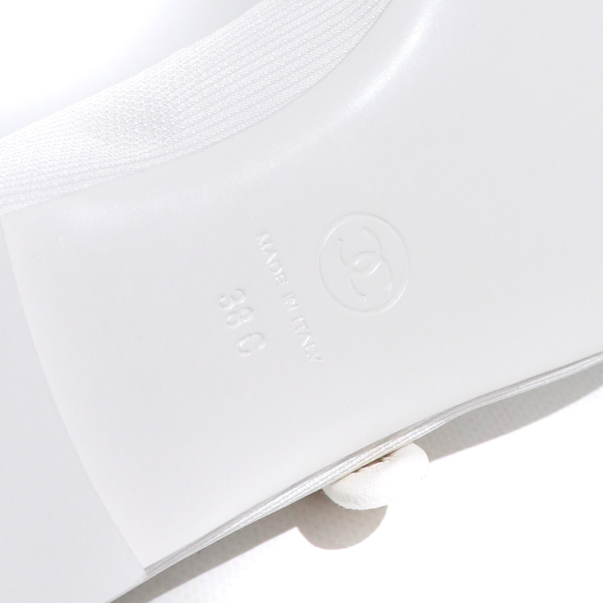 CHANEL - Ballerines Mary Janes en toile blanche (T38)