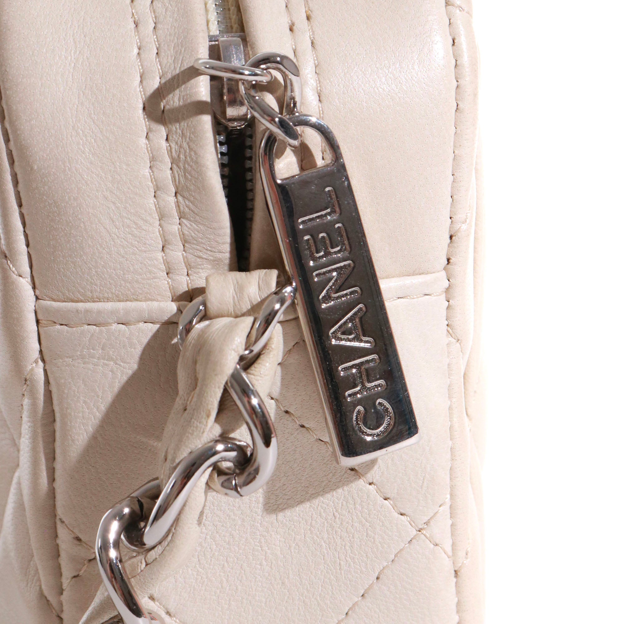 CHANEL - Sac à épaule Caméra Chanel vintage en cuir blanc crème