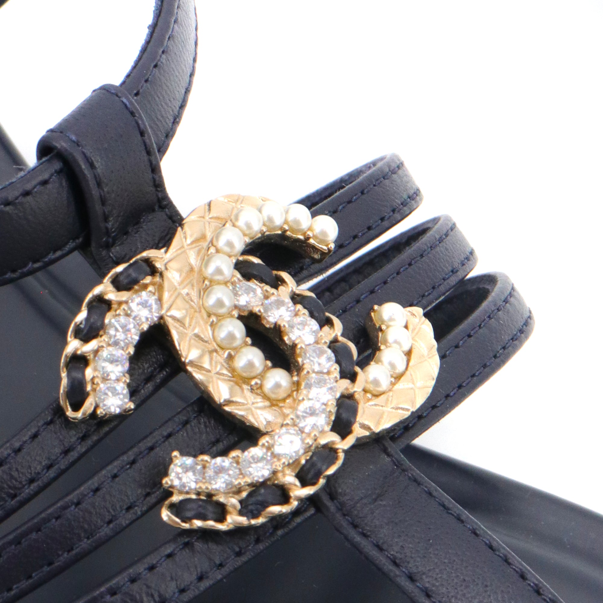 CHANEL - Chanel CC sandals in navy blue leather (Size 37)