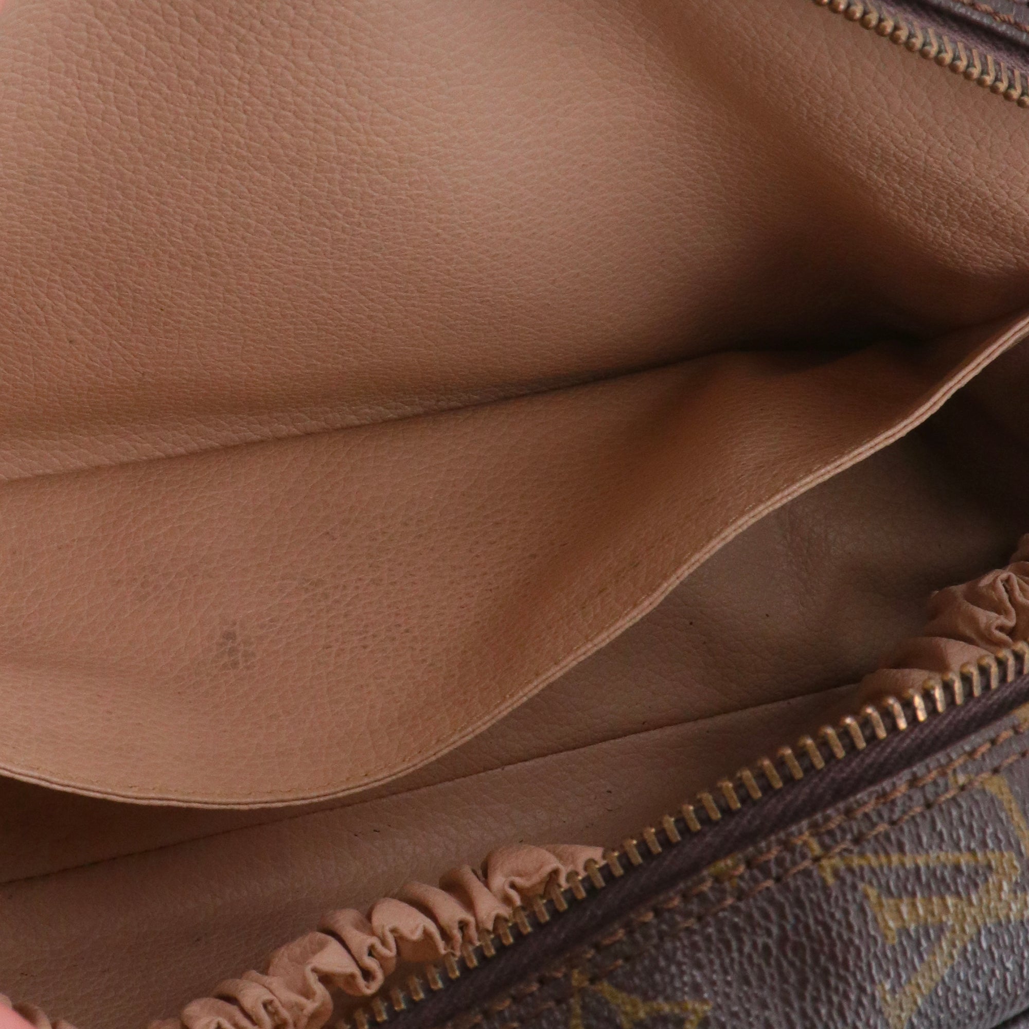 LOUIS VUITTON - Trousse de toilette Louis Vuitton en toile enduite vintage