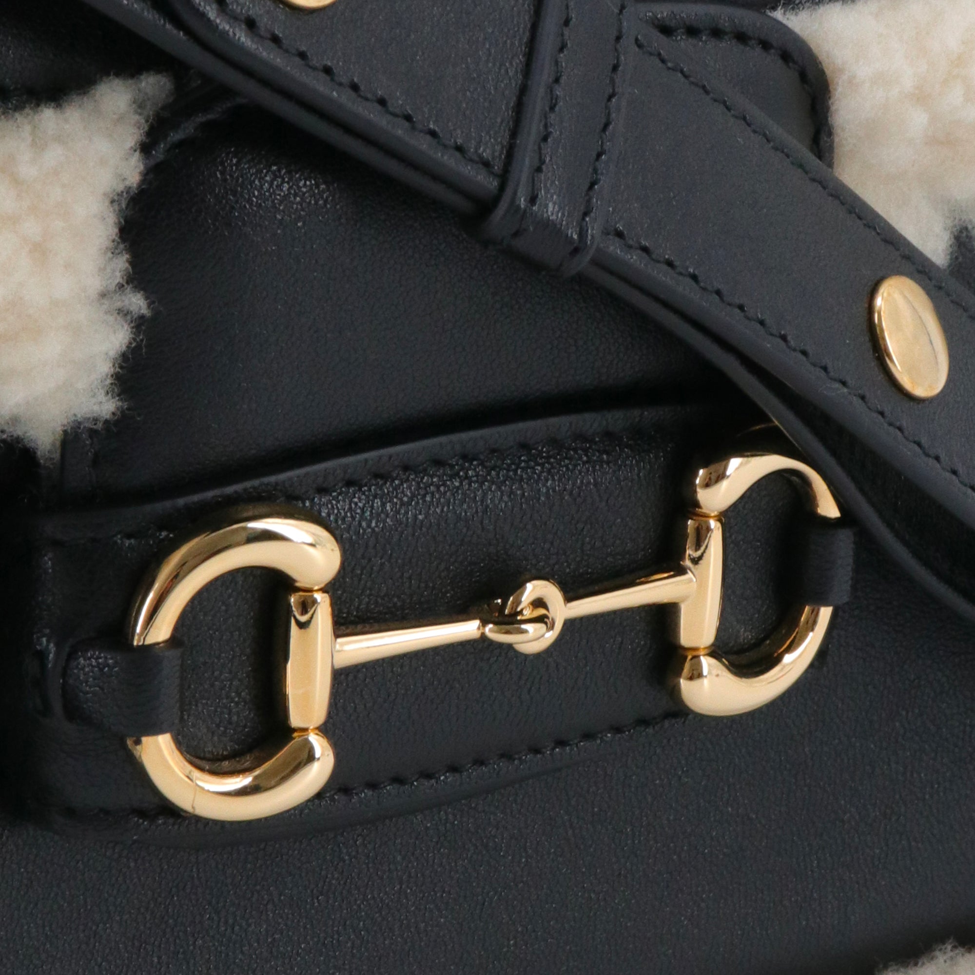 GUCCI - Sac à bandoulière Horsebit 1955 Gucci en cuir noir et fourrure