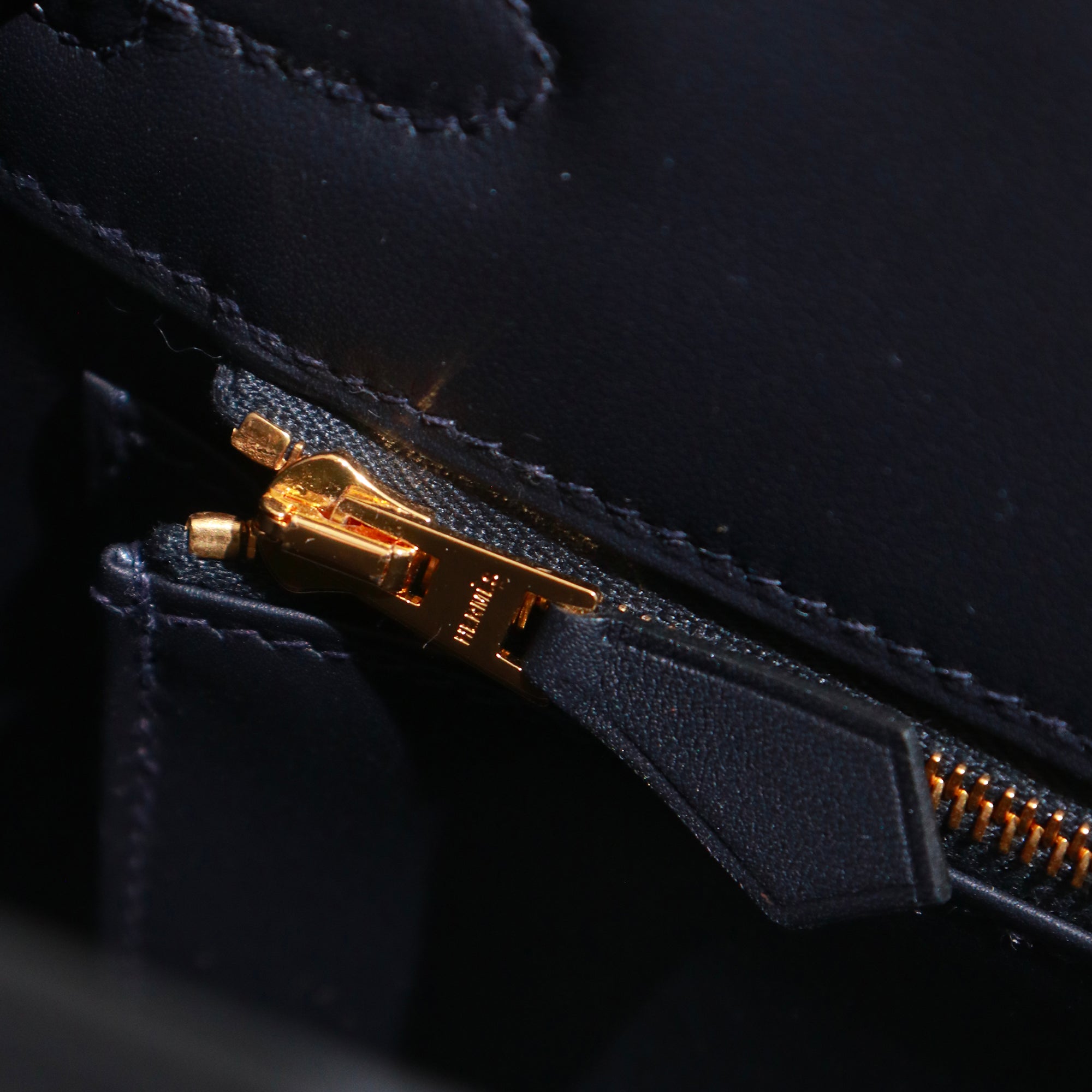 HERMÈS - Sac à main Kelly Padded 25 en cuir Swift Caban bleu marine