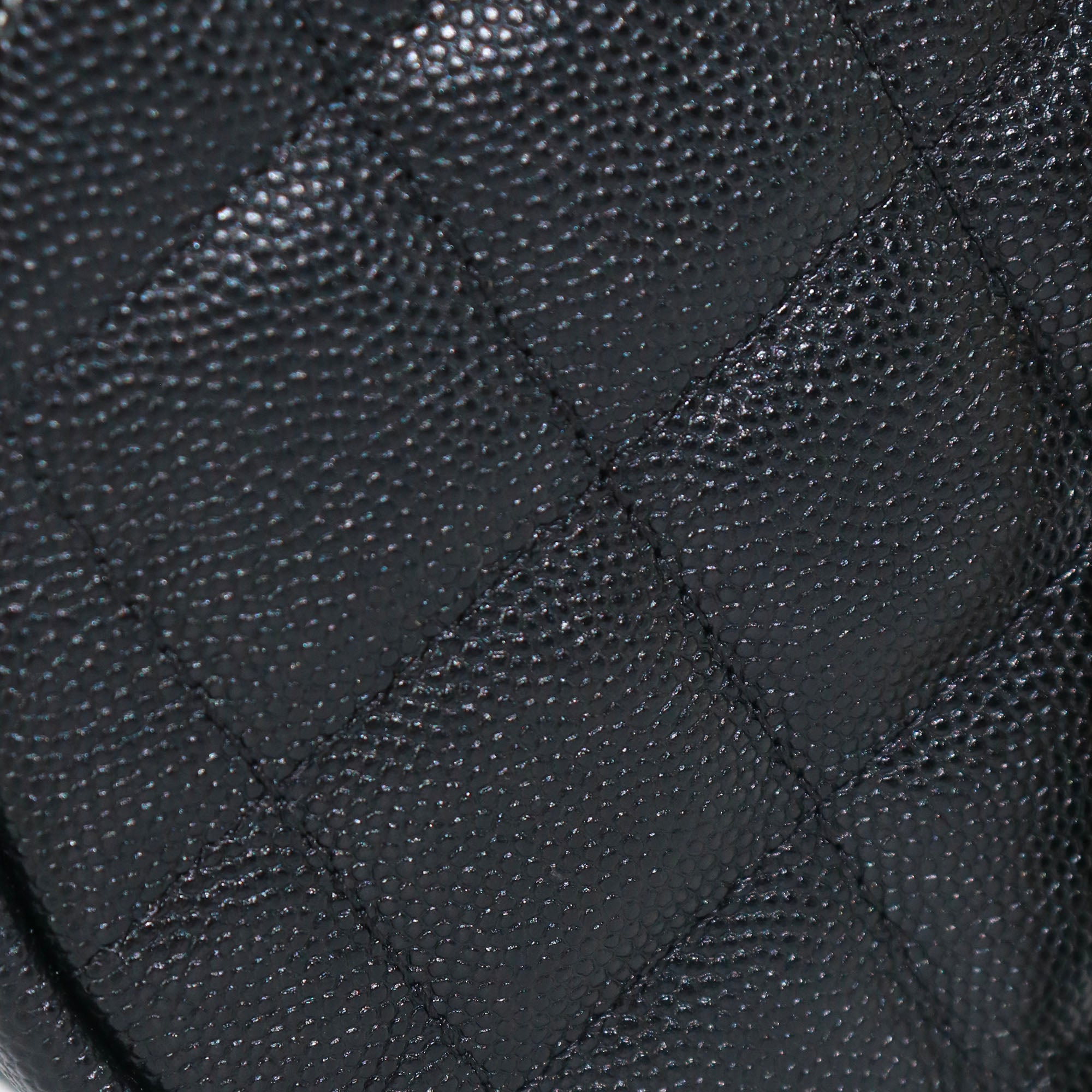 CHANEL - Sac à bandoulière Clutch Chanel rond en cuir caviar noir