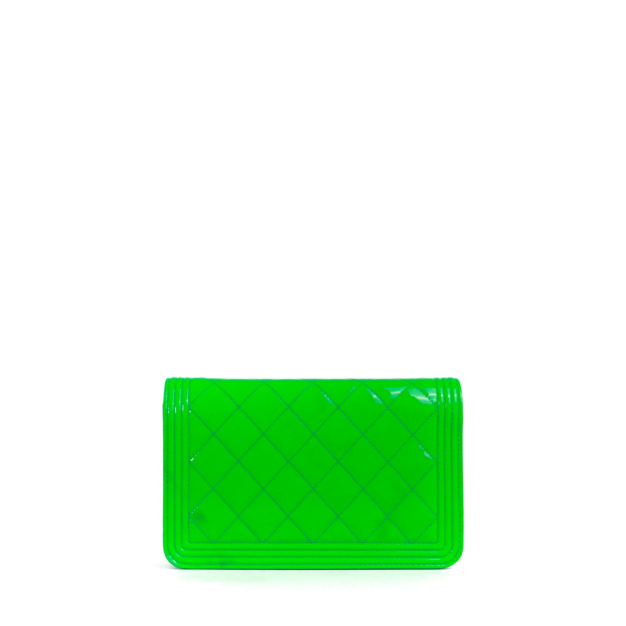 CHANEL - Sac à bandoulière Wallet On Chain Boy Chanel en cuir verni vert fluo