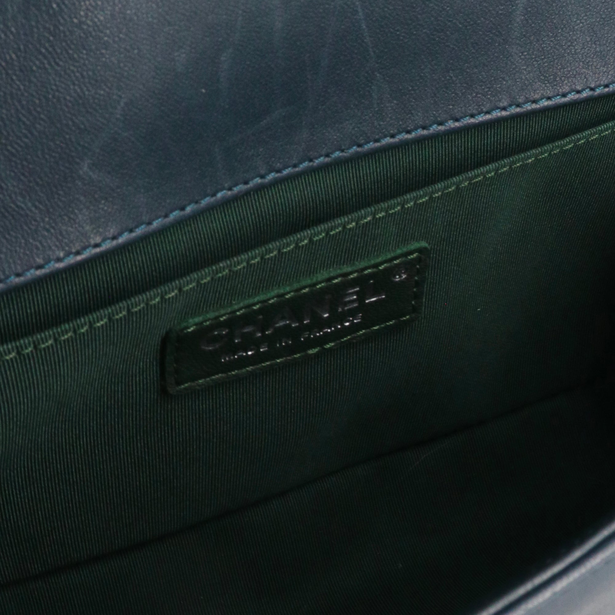 CHANEL - Sac à bandoulière Boy Chanel en tweed et cuir bleu canard