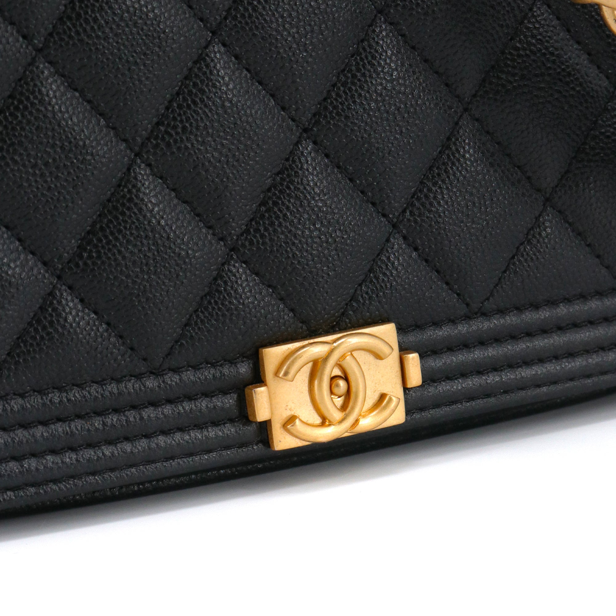 CHANEL - Sac à bandoulière Wallet On Chain Boy Chanel en cuir caviar noir