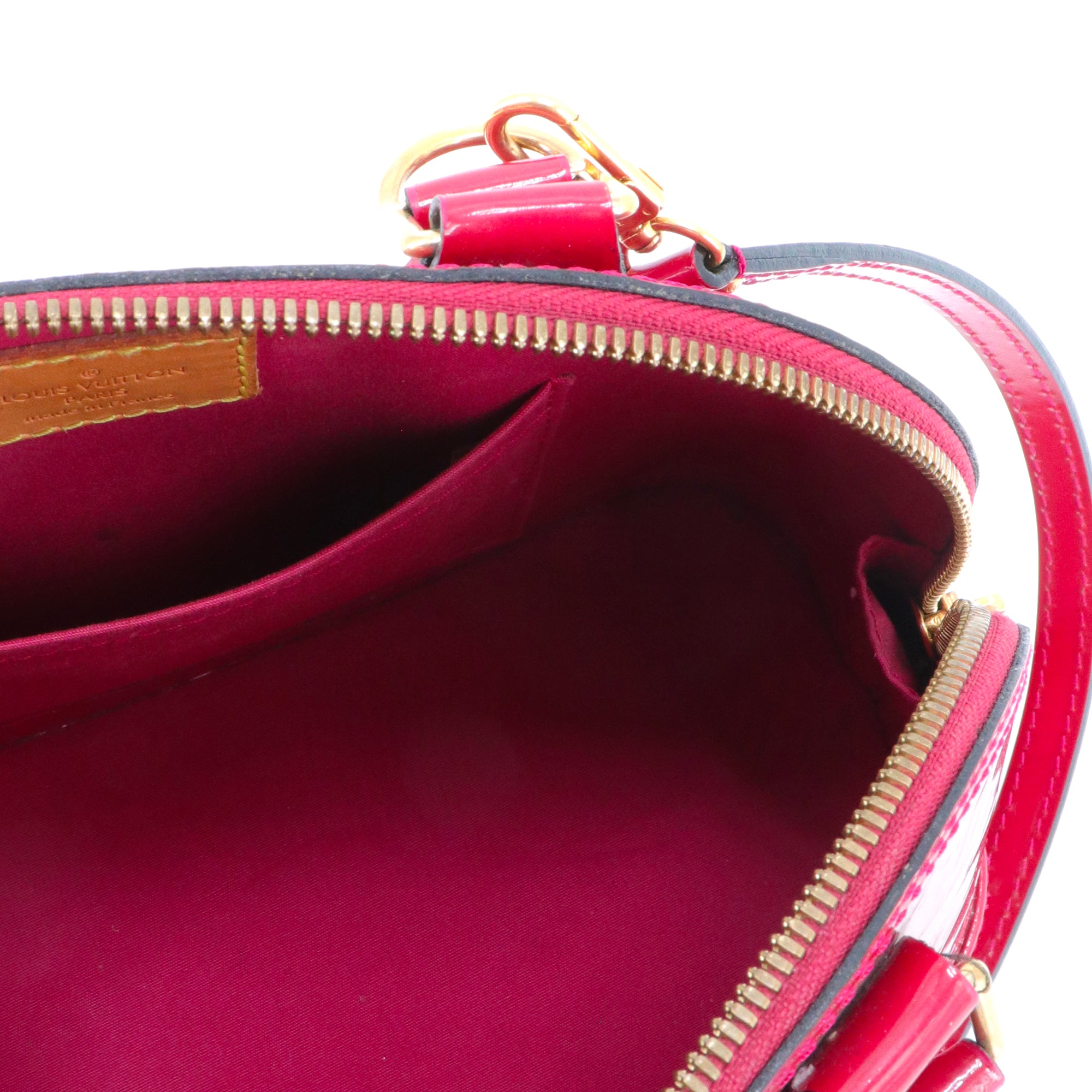 LOUIS VUITTON - Sac à bandoulière Alma BB Louis Vuitton en cuir verni rouge framboise