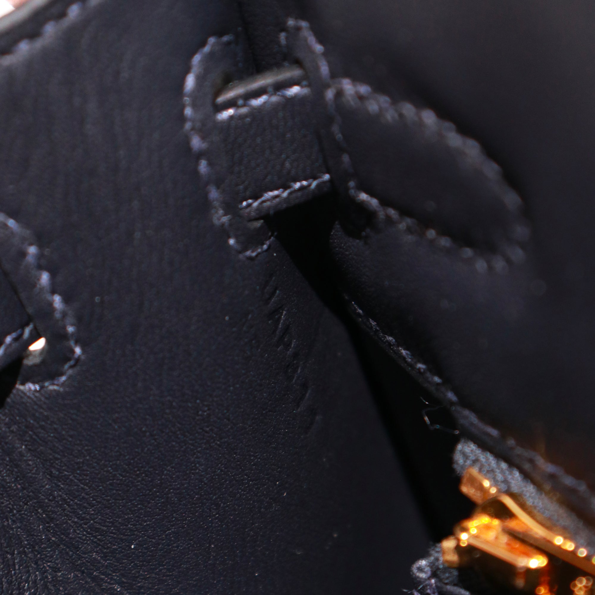 HERMÈS - Sac à main Kelly Padded 25 en cuir Swift Caban bleu marine