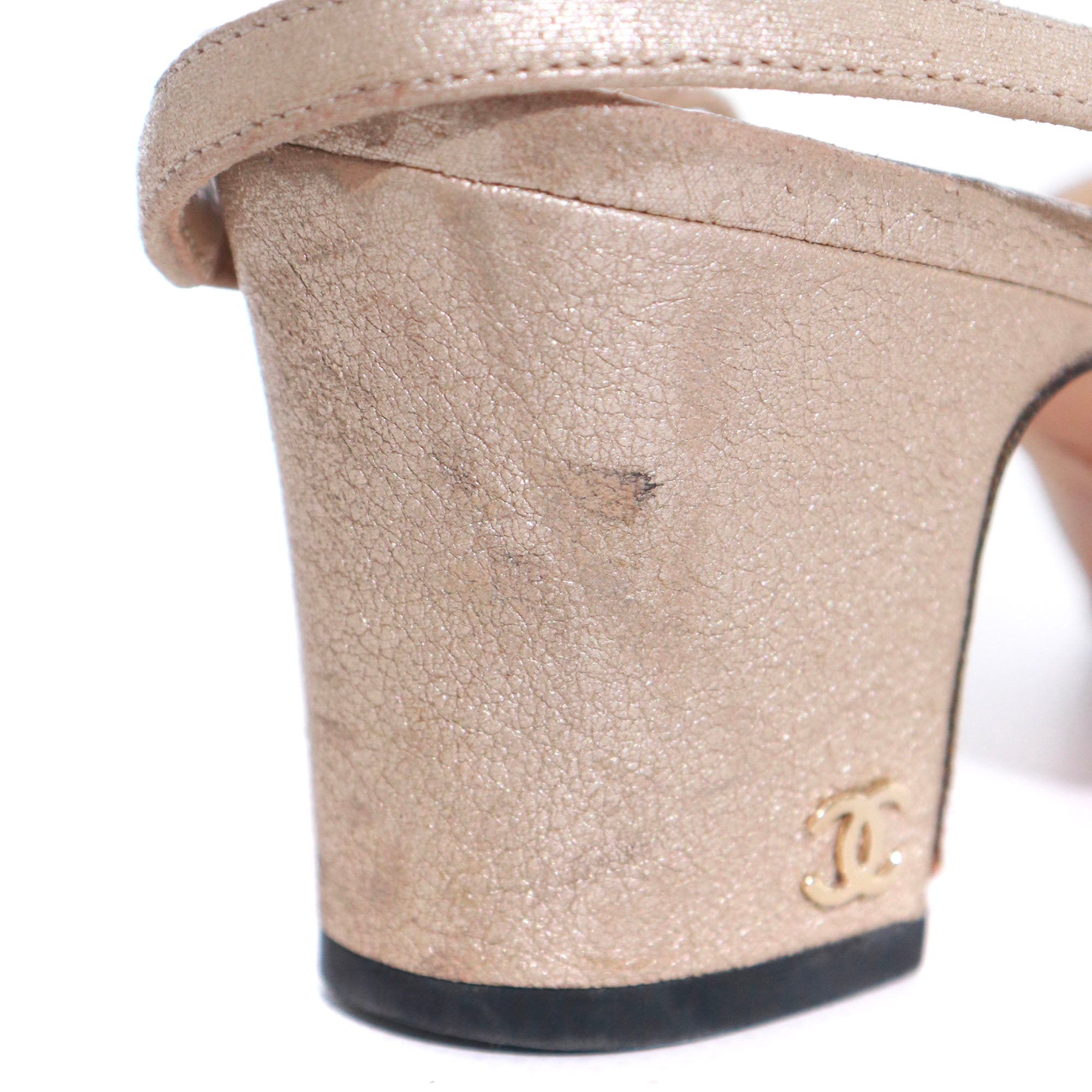 CHANEL - Sandales à talon Slingback Chanel en cuir doré (T37)