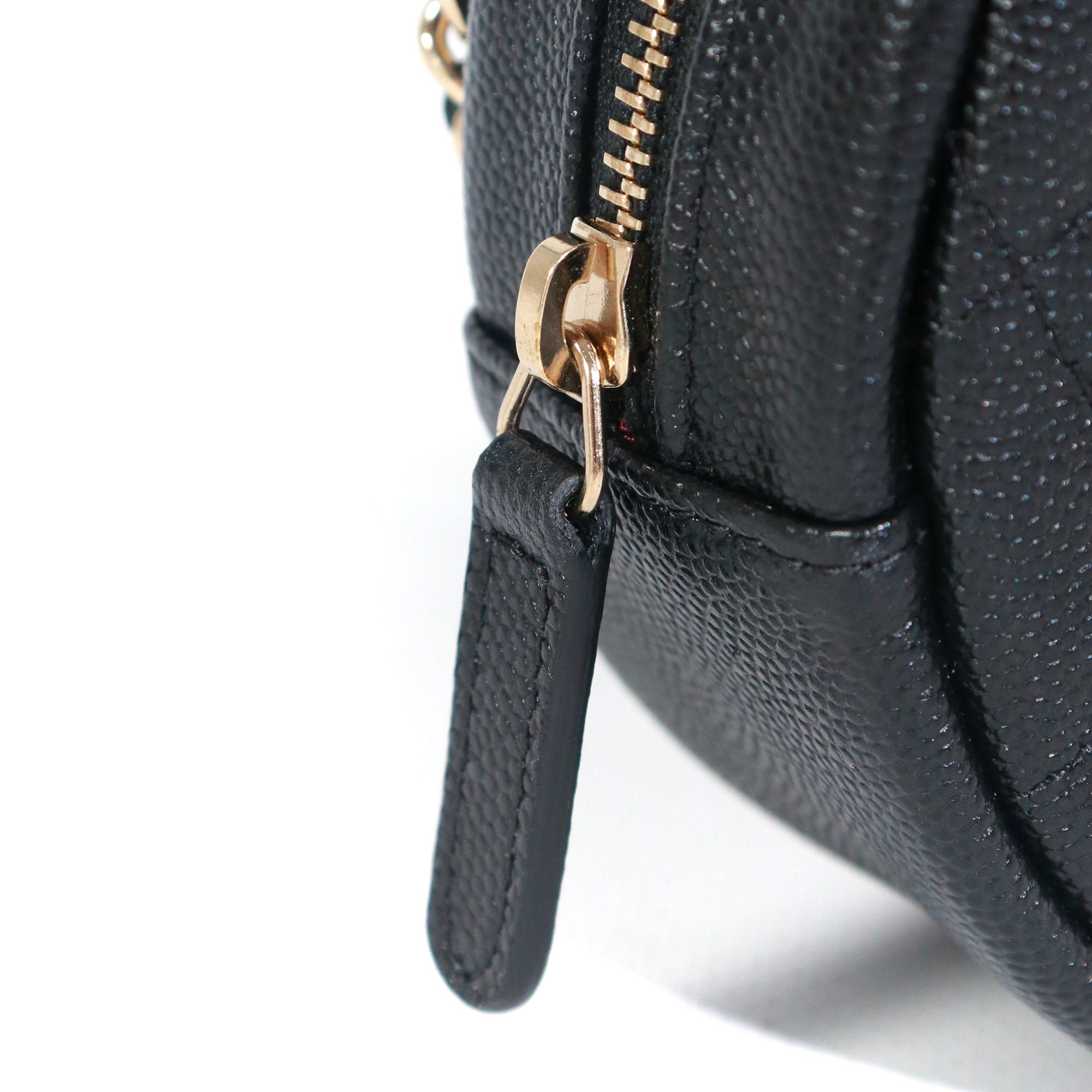 CHANEL - Sac à bandoulière Clutch Chanel rond en cuir caviar noir