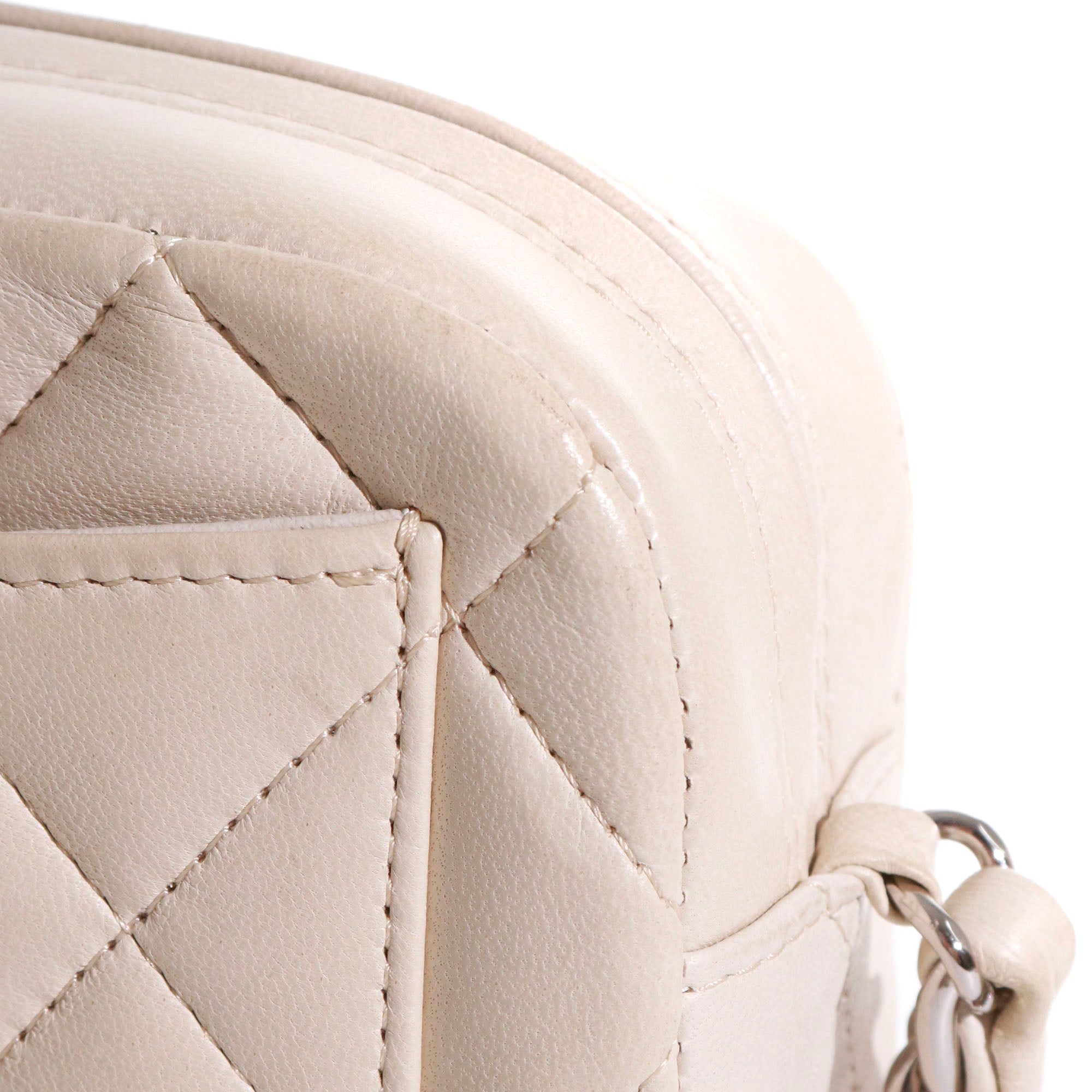 CHANEL - Sac à épaule Caméra Chanel vintage en cuir blanc crème