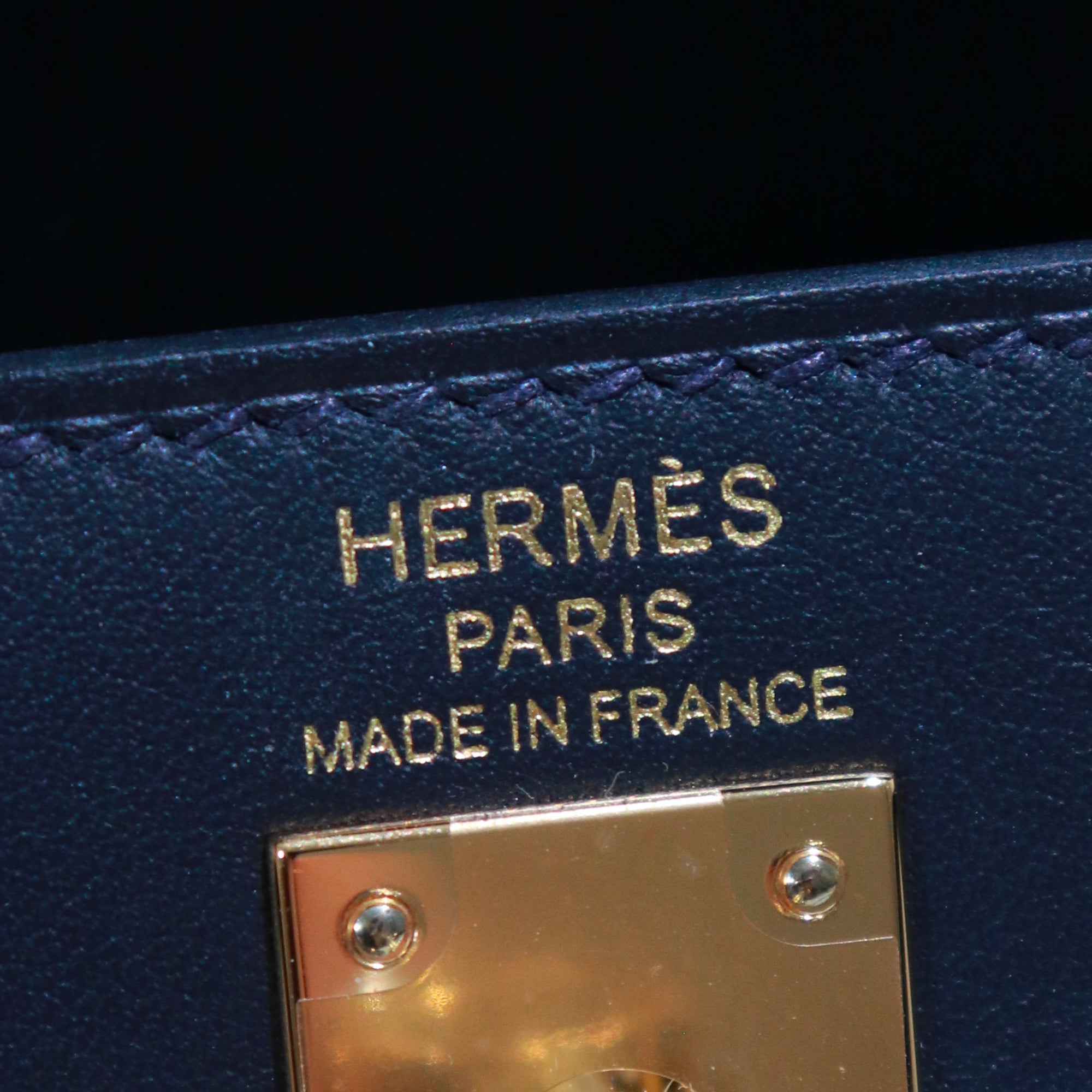 HERMÈS - Sac à main Kelly Padded 25 en cuir Swift Caban bleu marine