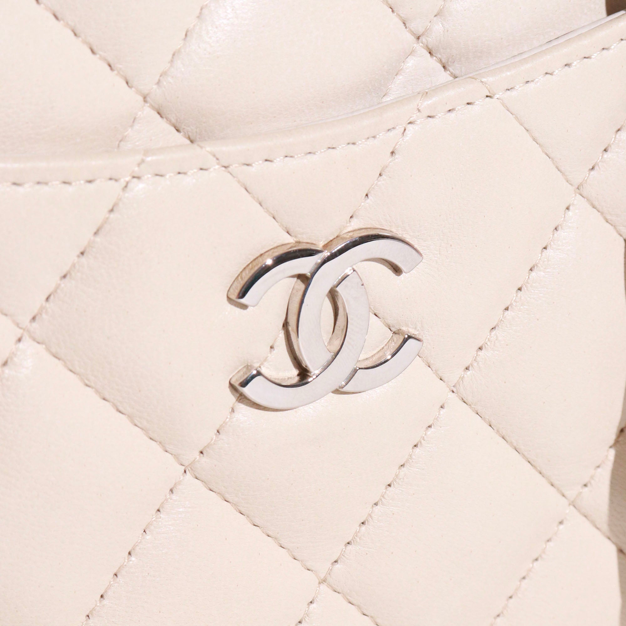 CHANEL - Sac à épaule Caméra Chanel vintage en cuir blanc crème