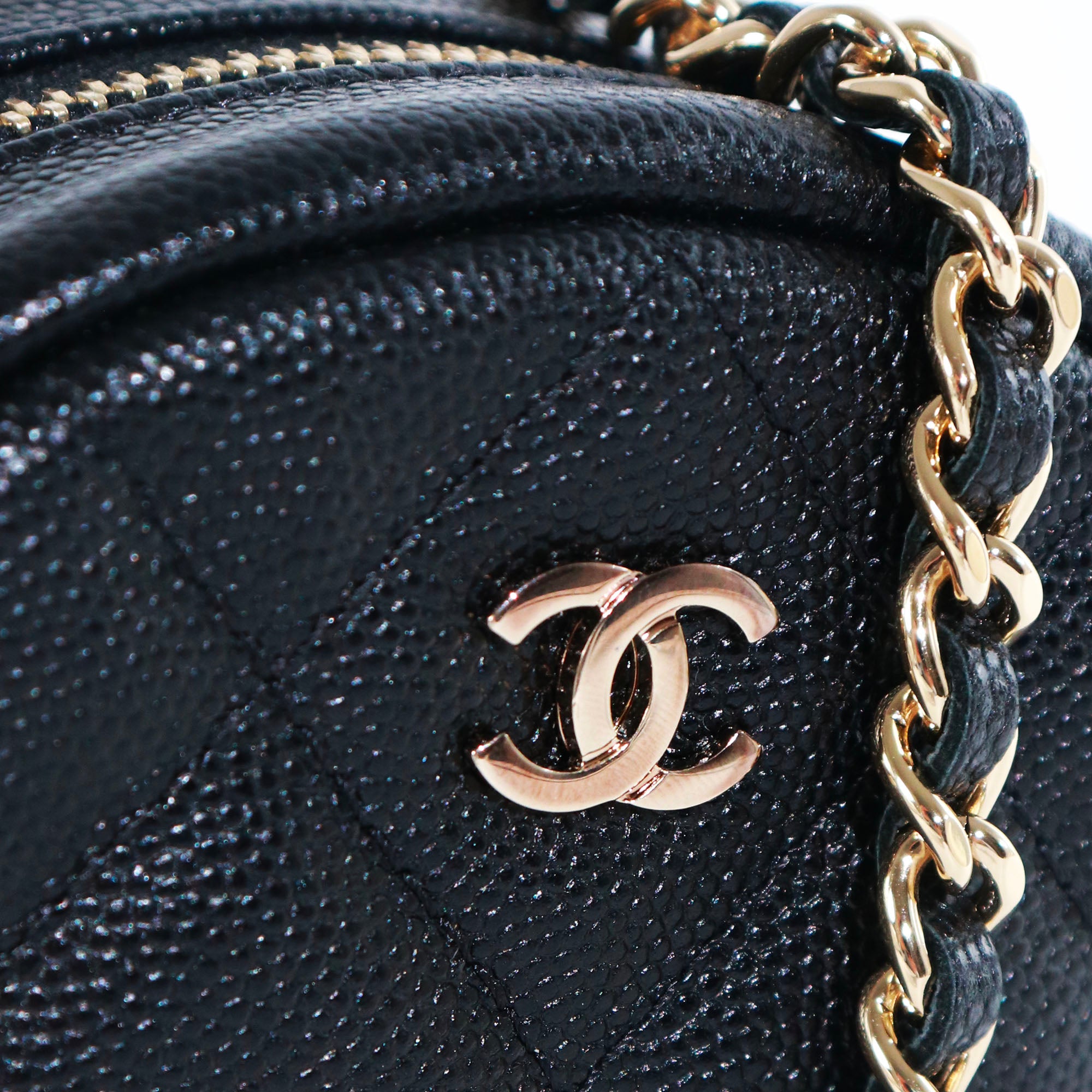 CHANEL - Sac à bandoulière Clutch Chanel rond en cuir caviar noir