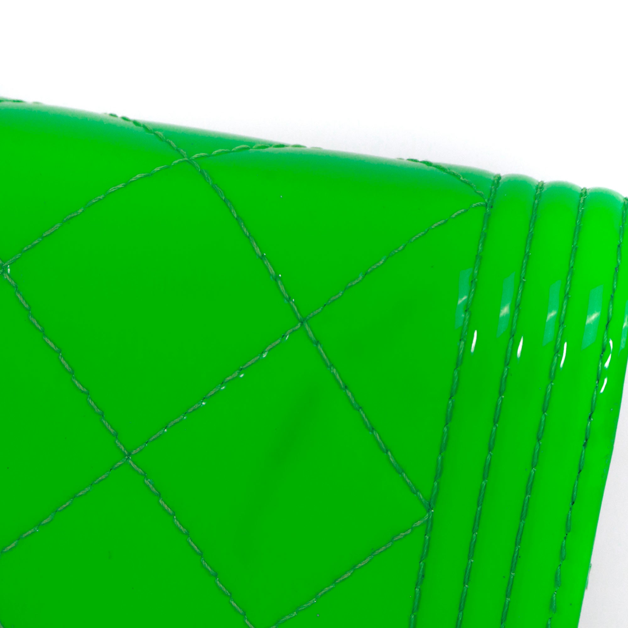 CHANEL - Sac à bandoulière Wallet On Chain Boy Chanel en cuir verni vert fluo