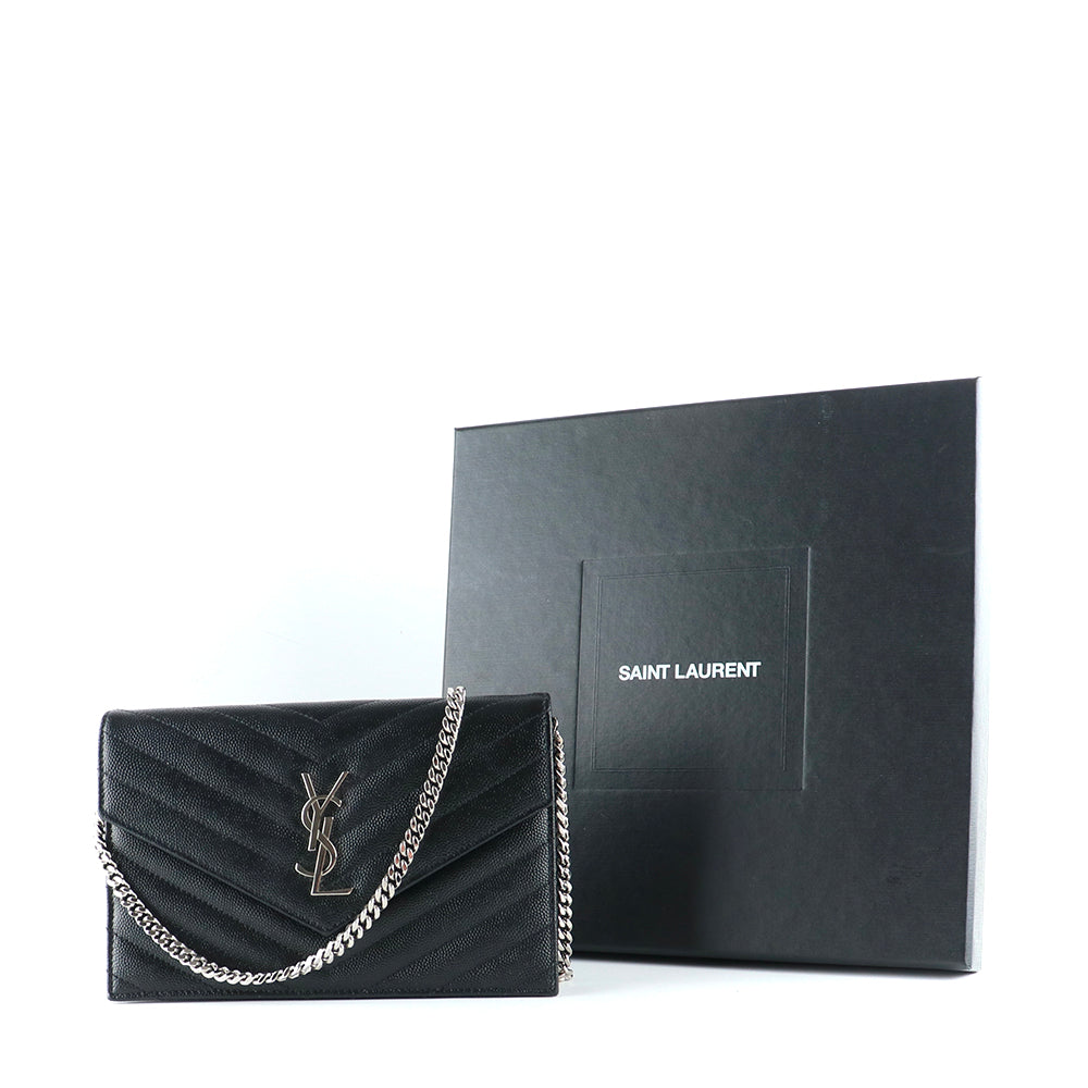 SAINT LAURENT - Sac à bandoulière Cassandre Envelope Chain Wallet en cuir grainé noir