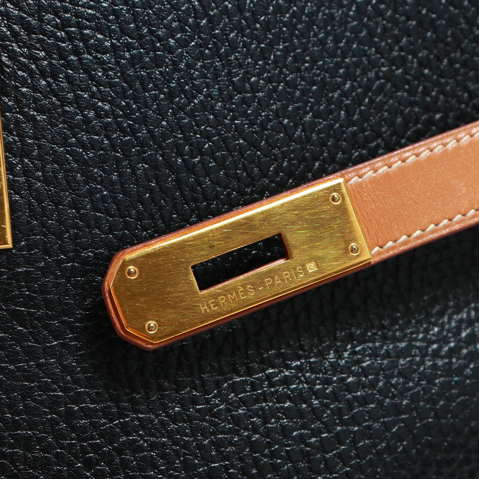 HERMÈS - Sac à main Kelly 35 en cuir togo bicolore noir et gold