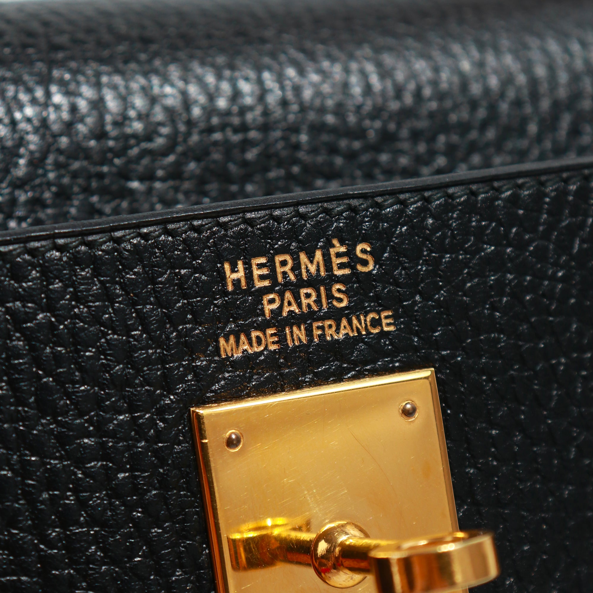 HERMÈS - Sac à main Kelly 35 en cuir togo bicolore noir et gold