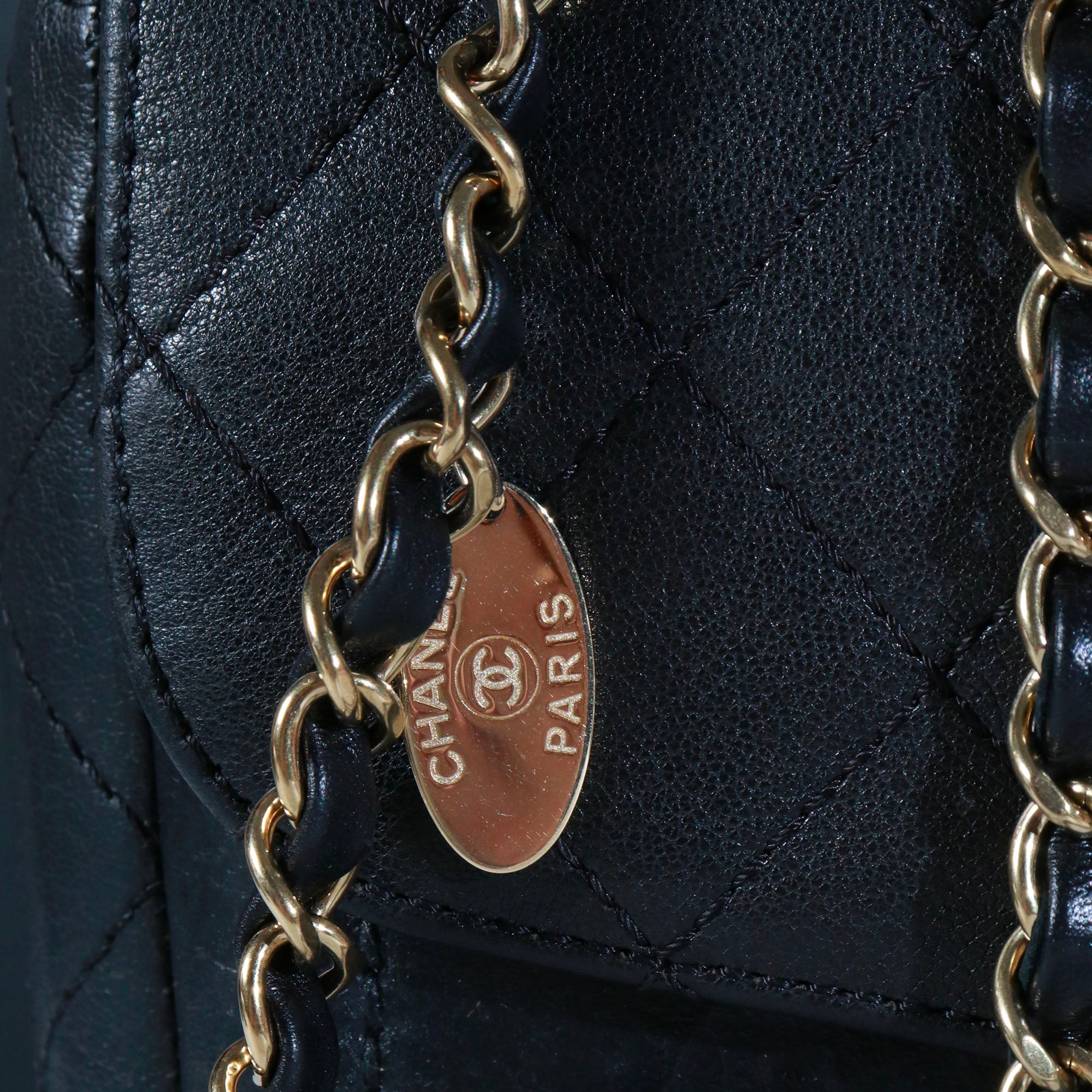 CHANEL - Coco Curve Flap Messenger shoulder bag in black quilted leather
