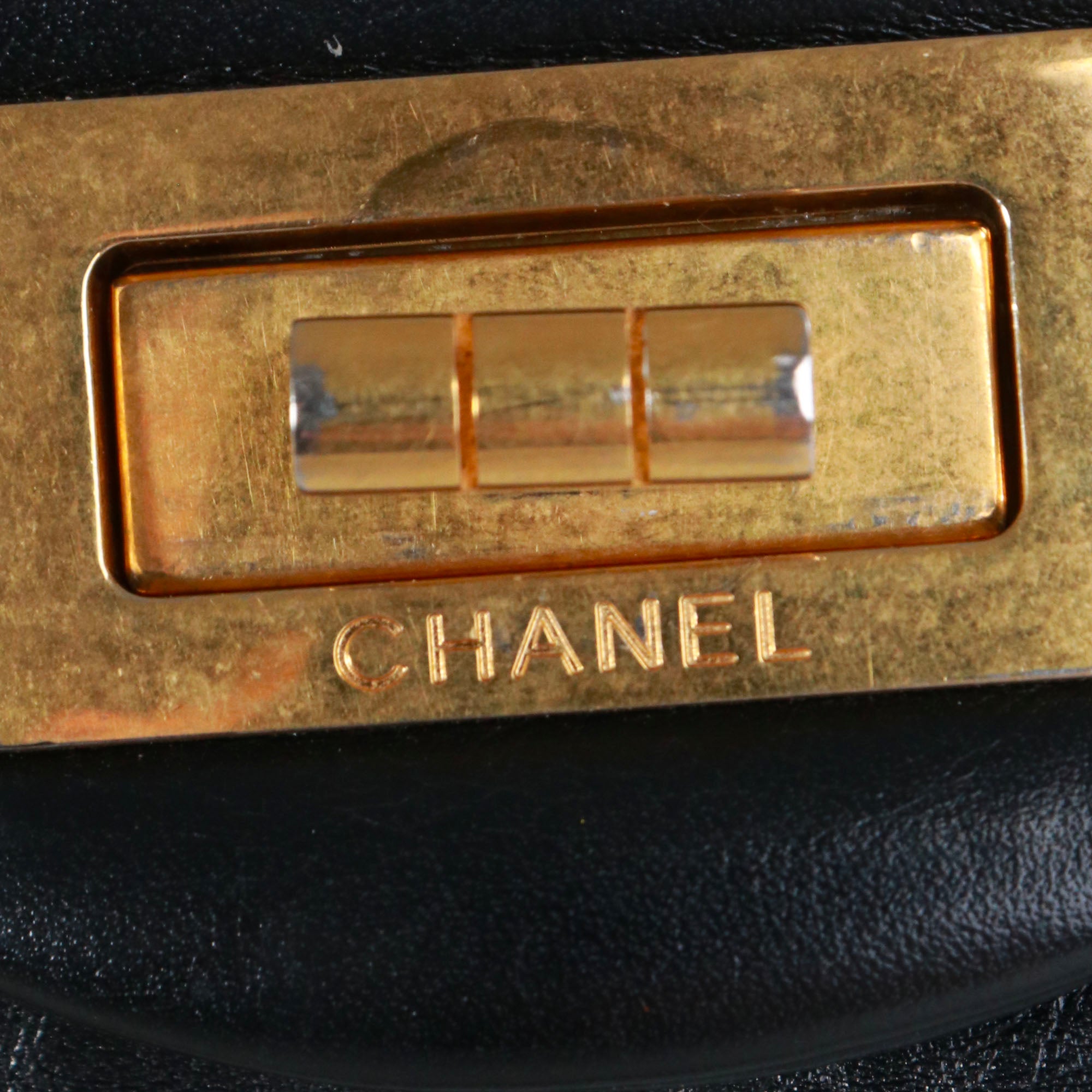 CHANEL - Sac à bandoulière 2.55 Chanel large en cuir matelassé noir