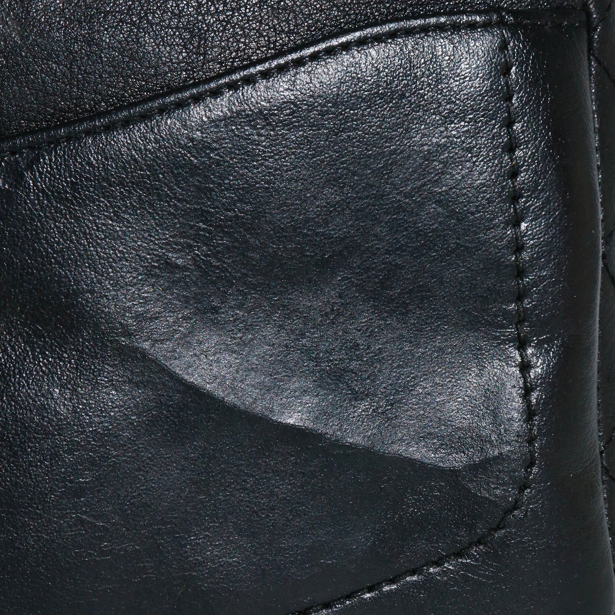 CHANEL - Coco Curve Flap Messenger shoulder bag in black quilted leather