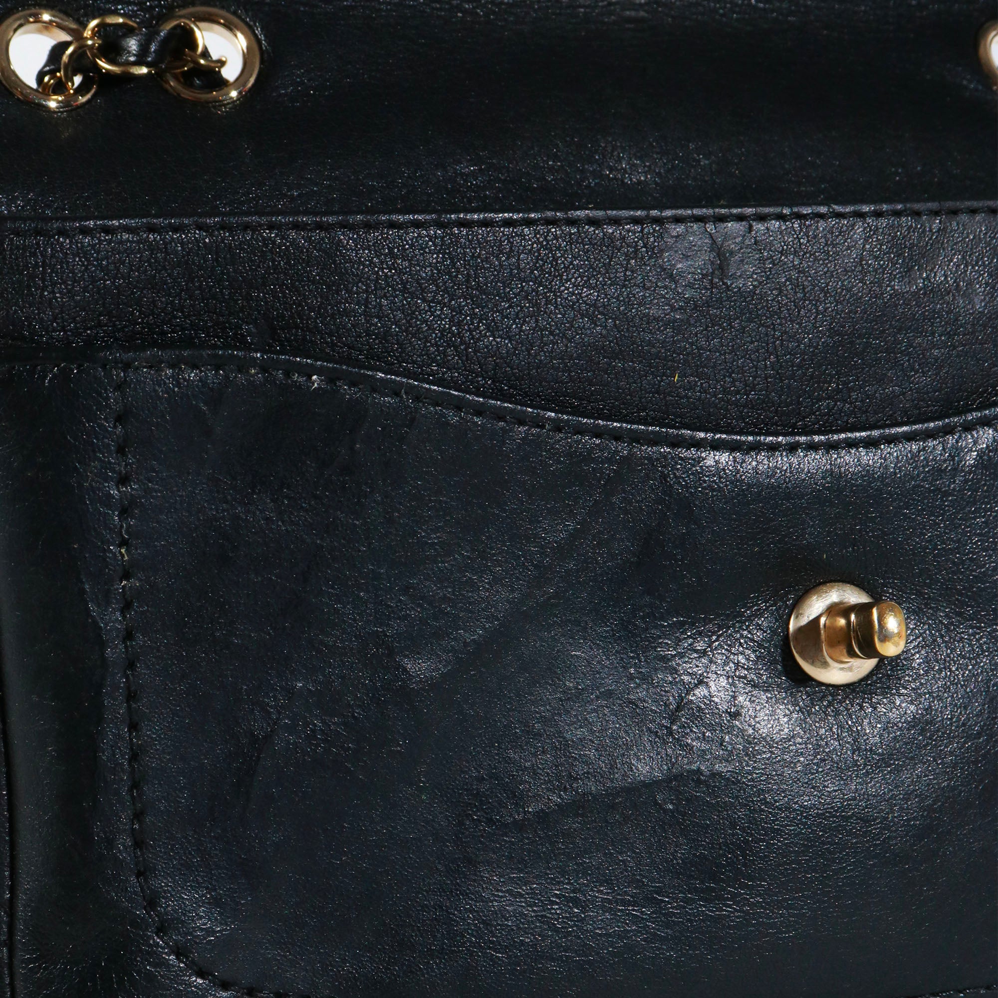 CHANEL - Coco Curve Flap Messenger shoulder bag in black quilted leather