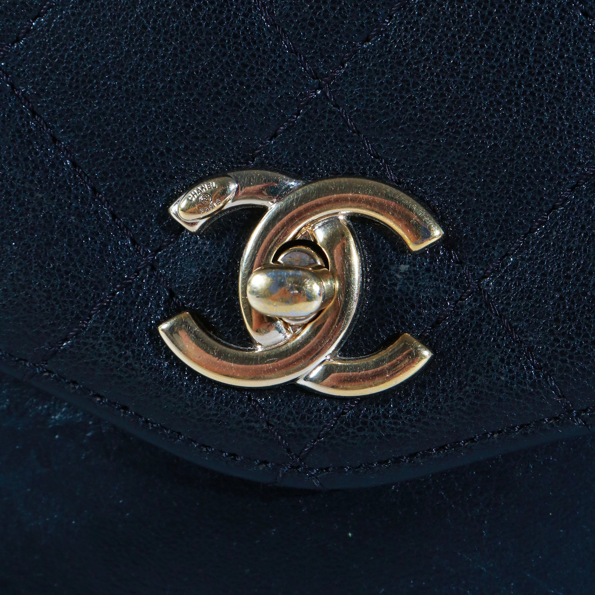 CHANEL - Coco Curve Flap Messenger shoulder bag in black quilted leather