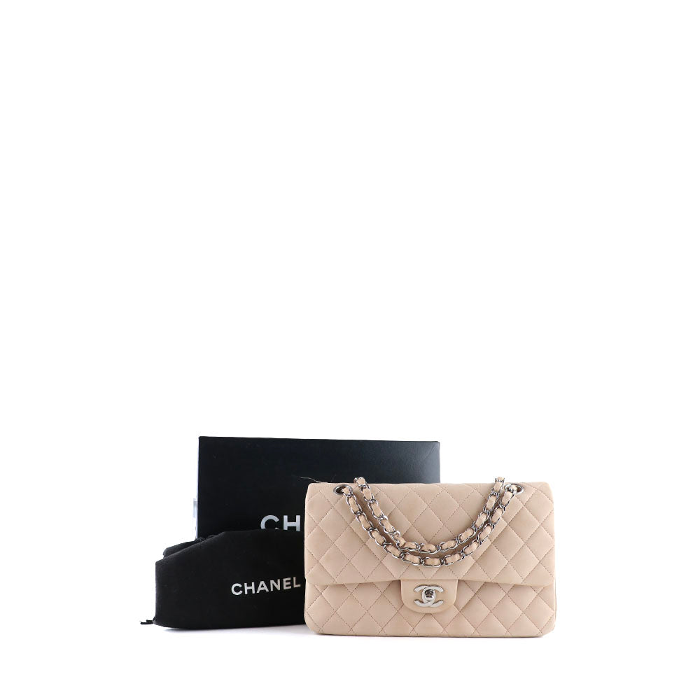 CHANEL - Sac à main Timeless 25 double flap en cuir matelassé beige