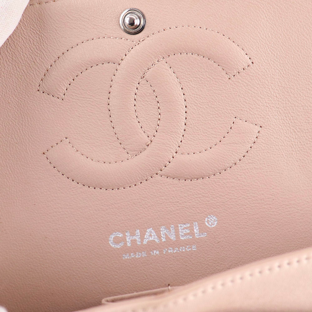 CHANEL - Sac à main Timeless 25 double flap en cuir matelassé beige