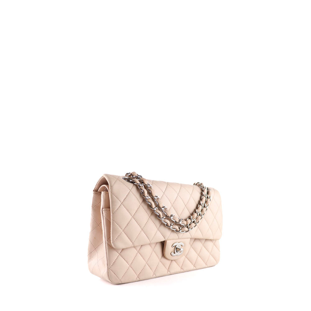 CHANEL - Sac à main Timeless 25 double flap en cuir matelassé beige