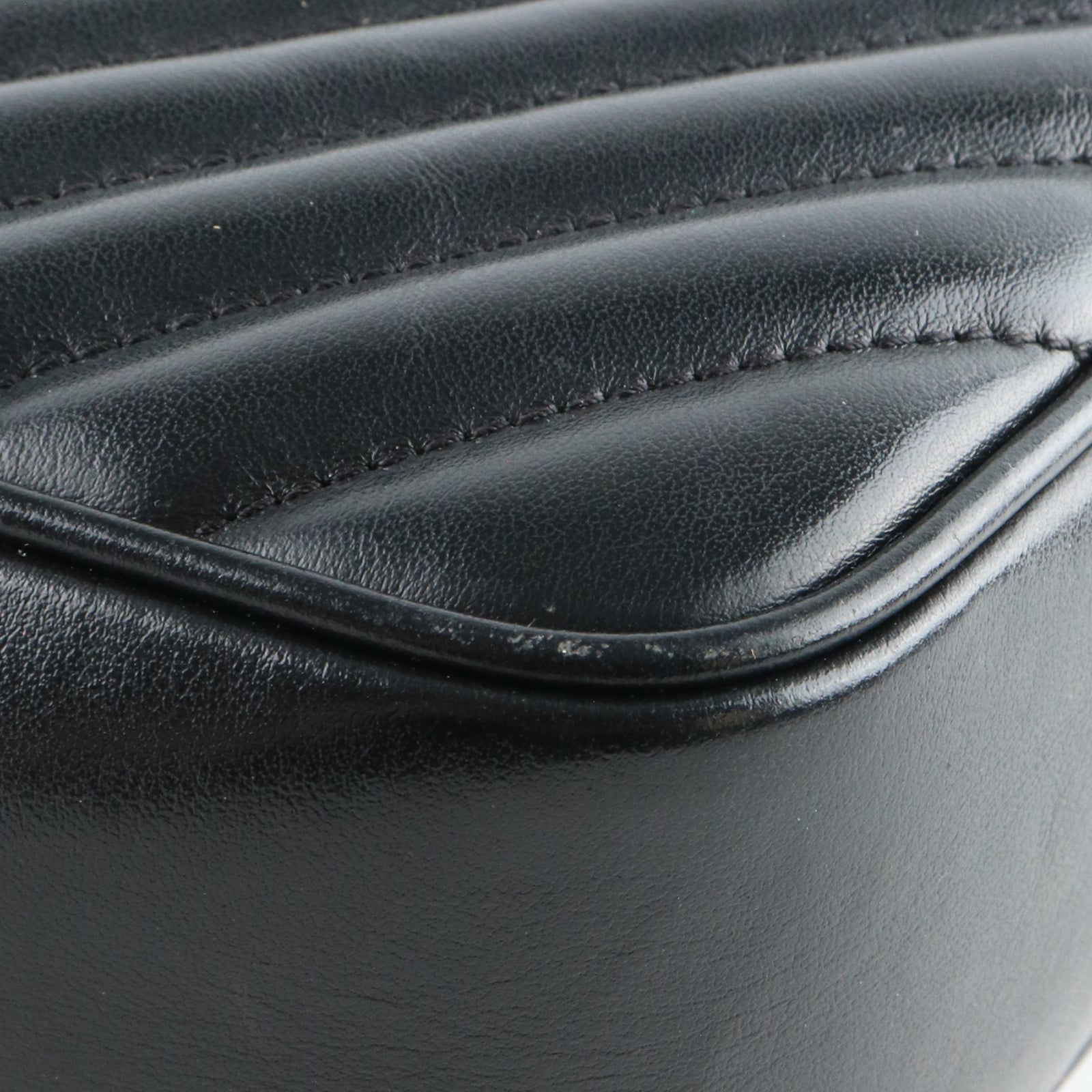 SAINT LAURENT - Sac à bandoulière Lou en cuir noir