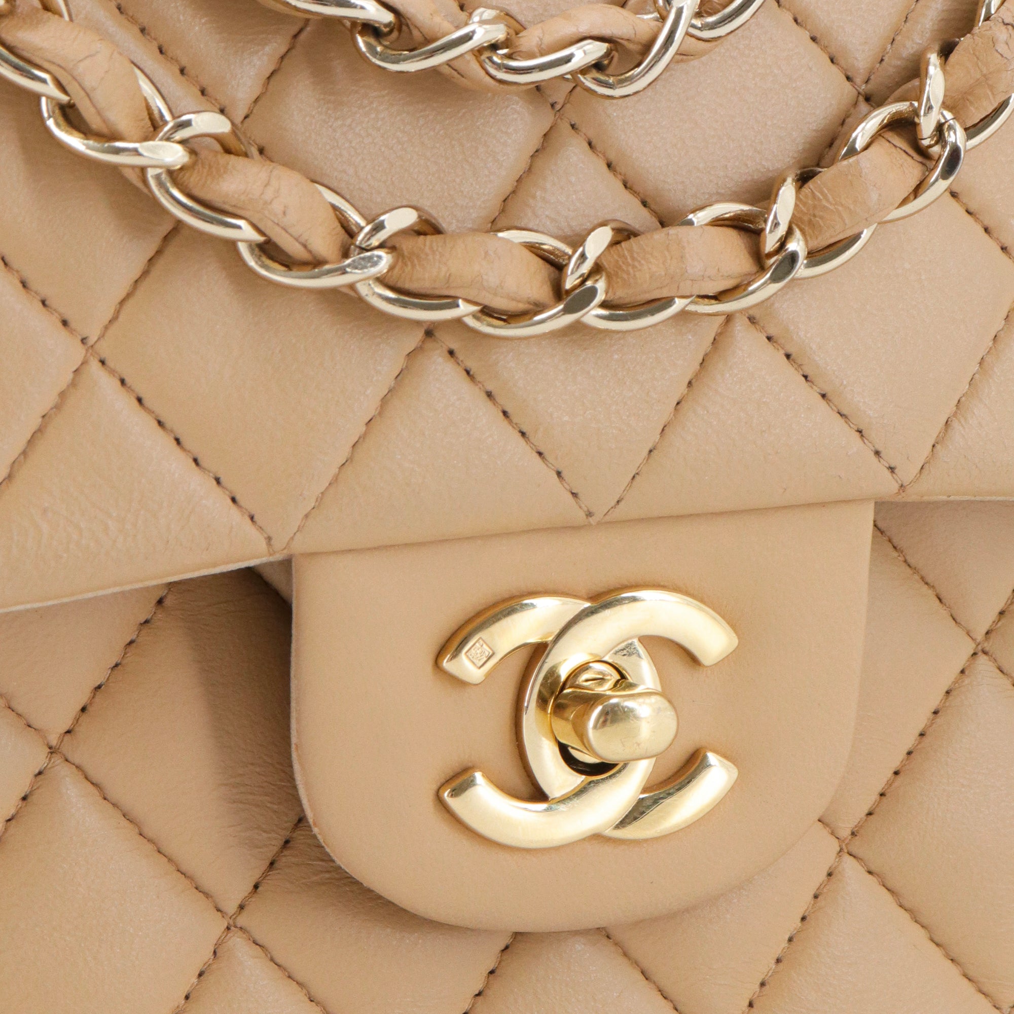 CHANEL - Sac à main Classique/Timeless small Chanel en cuir lisse beige vintage