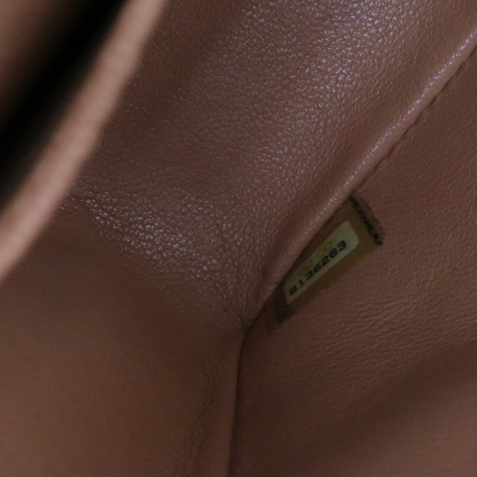 CHANEL - Sac à main Classique/Timeless small Chanel en cuir lisse beige vintage