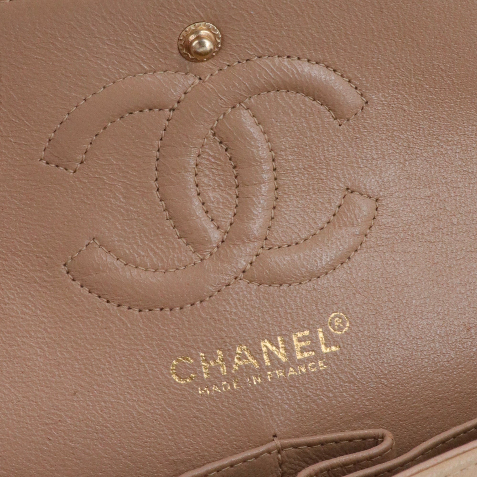 CHANEL - Sac à main Classique/Timeless small Chanel en cuir lisse beige vintage