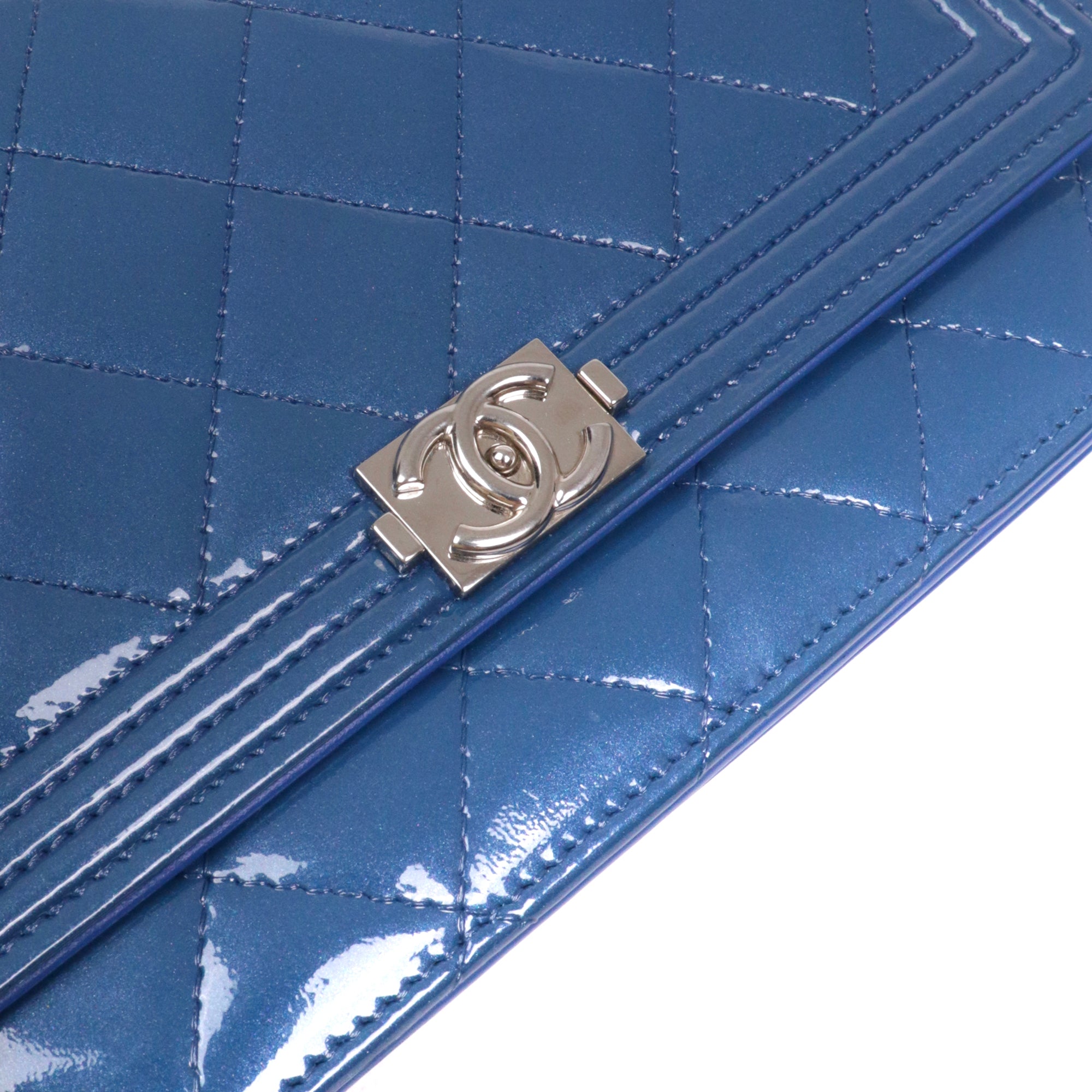 CHANEL - Sac à bandoulière Wallet On Chain Boy Chanel en cuir verni bleu