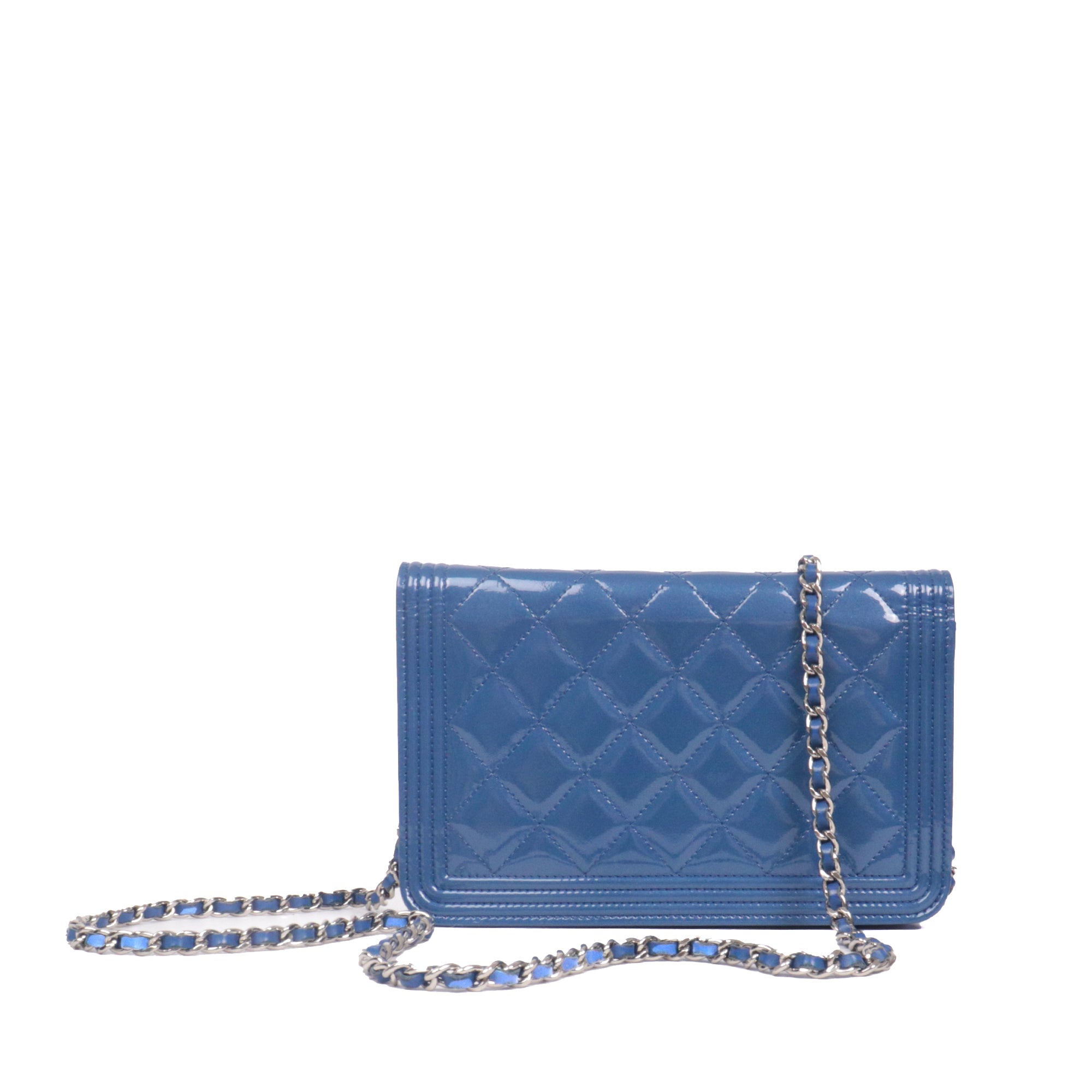 CHANEL - Sac à bandoulière Wallet On Chain Boy Chanel en cuir verni bleu