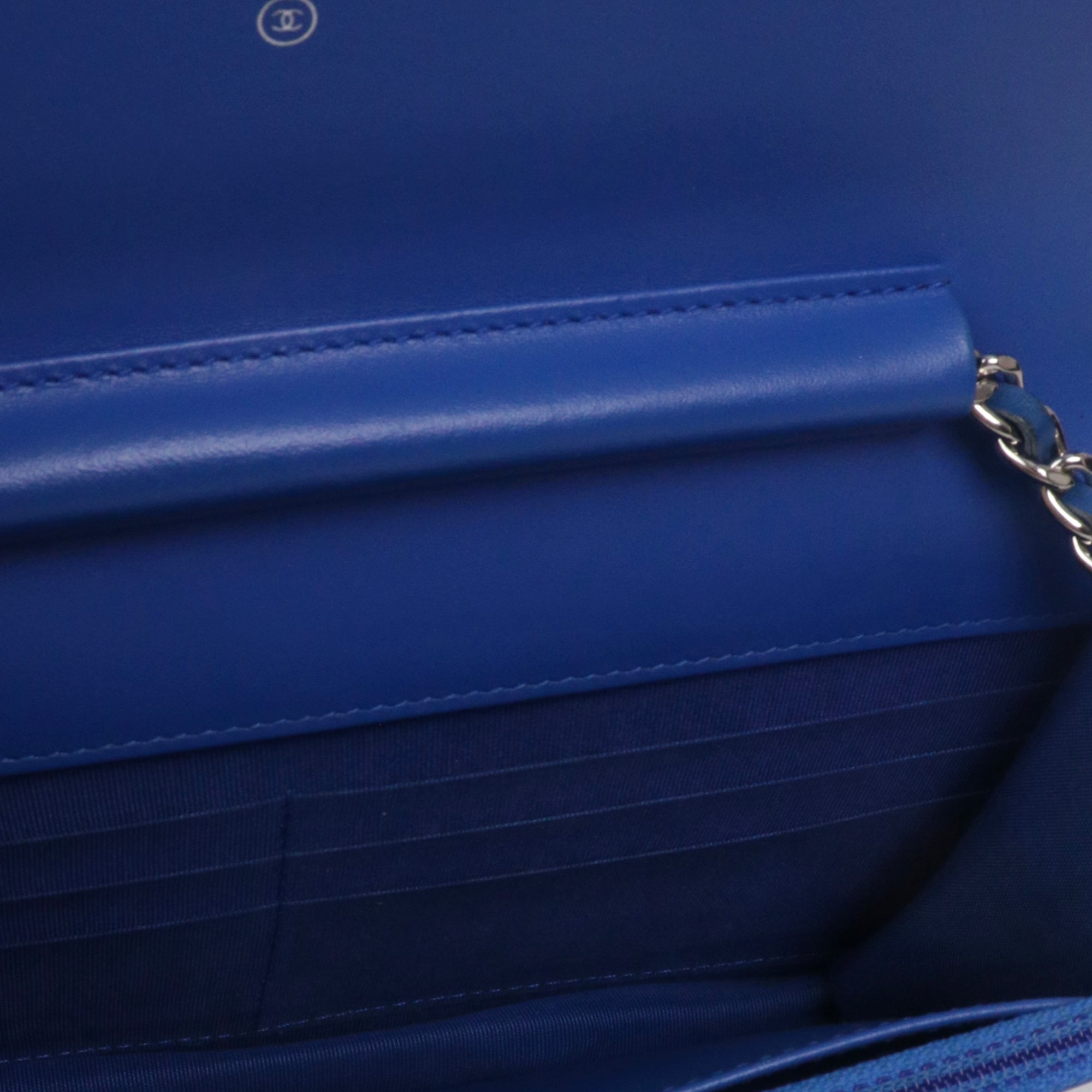 CHANEL - Sac à bandoulière Wallet On Chain Boy Chanel en cuir verni bleu
