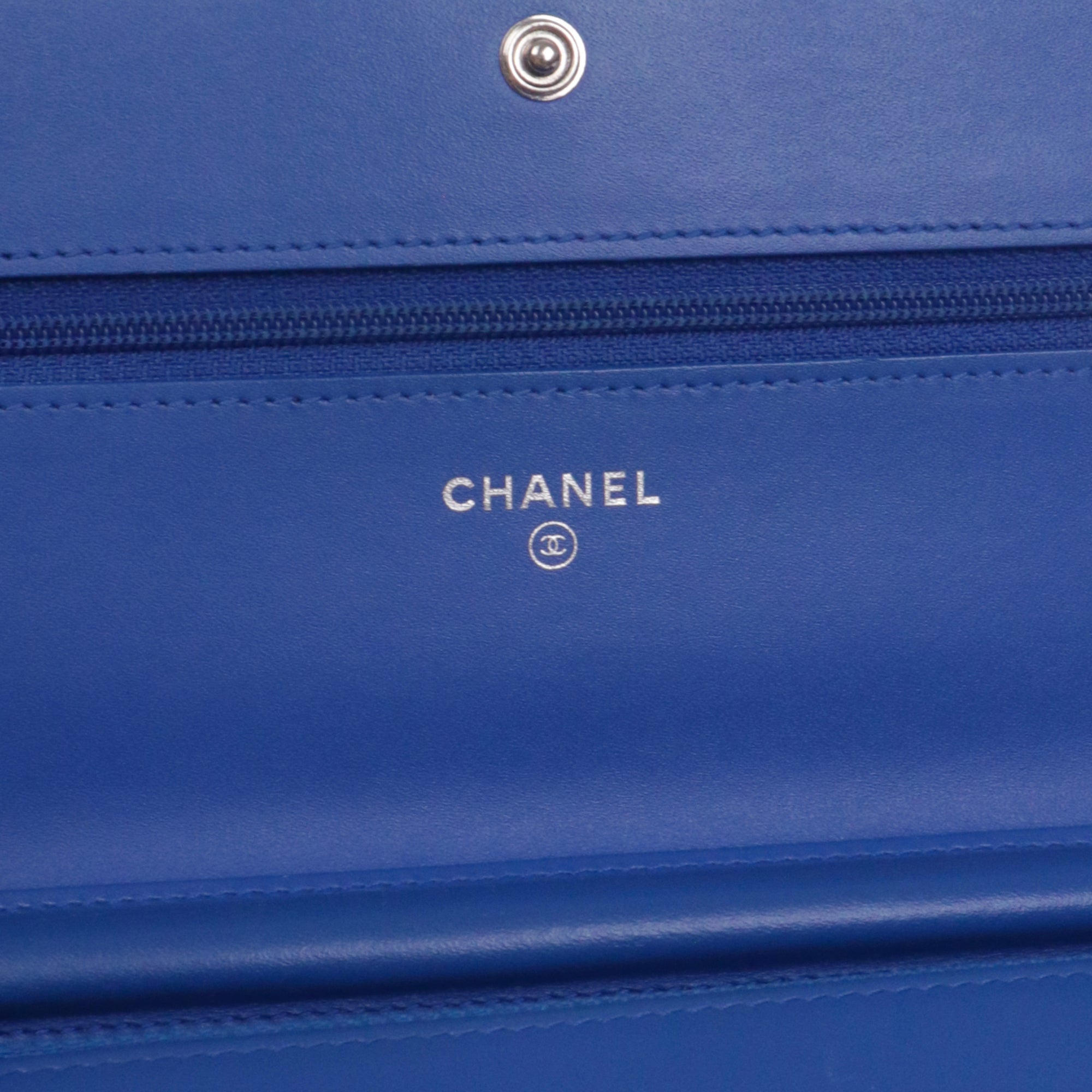 CHANEL - Sac à bandoulière Wallet On Chain Boy Chanel en cuir verni bleu