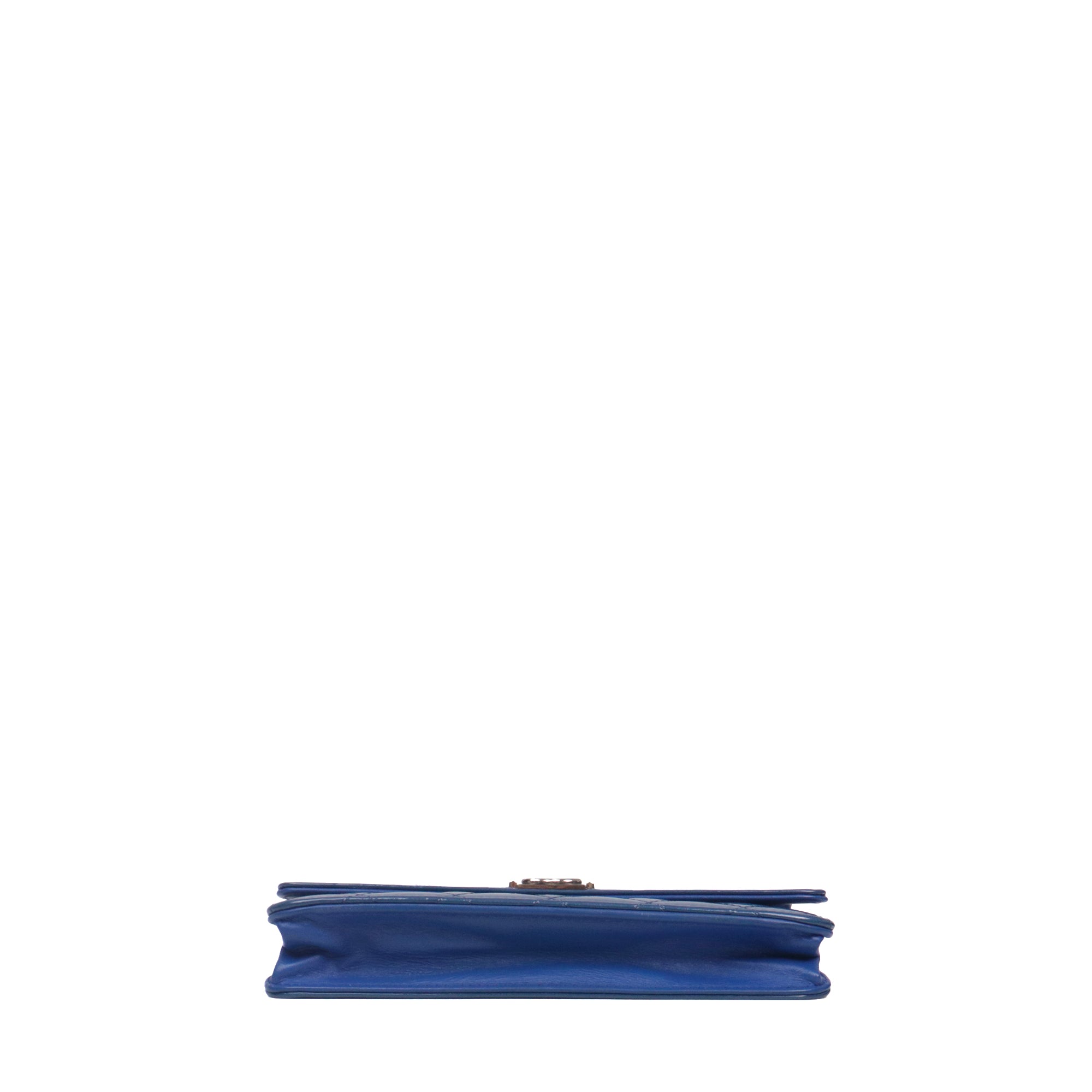 CHANEL - Sac à bandoulière Wallet On Chain Boy Chanel en cuir verni bleu