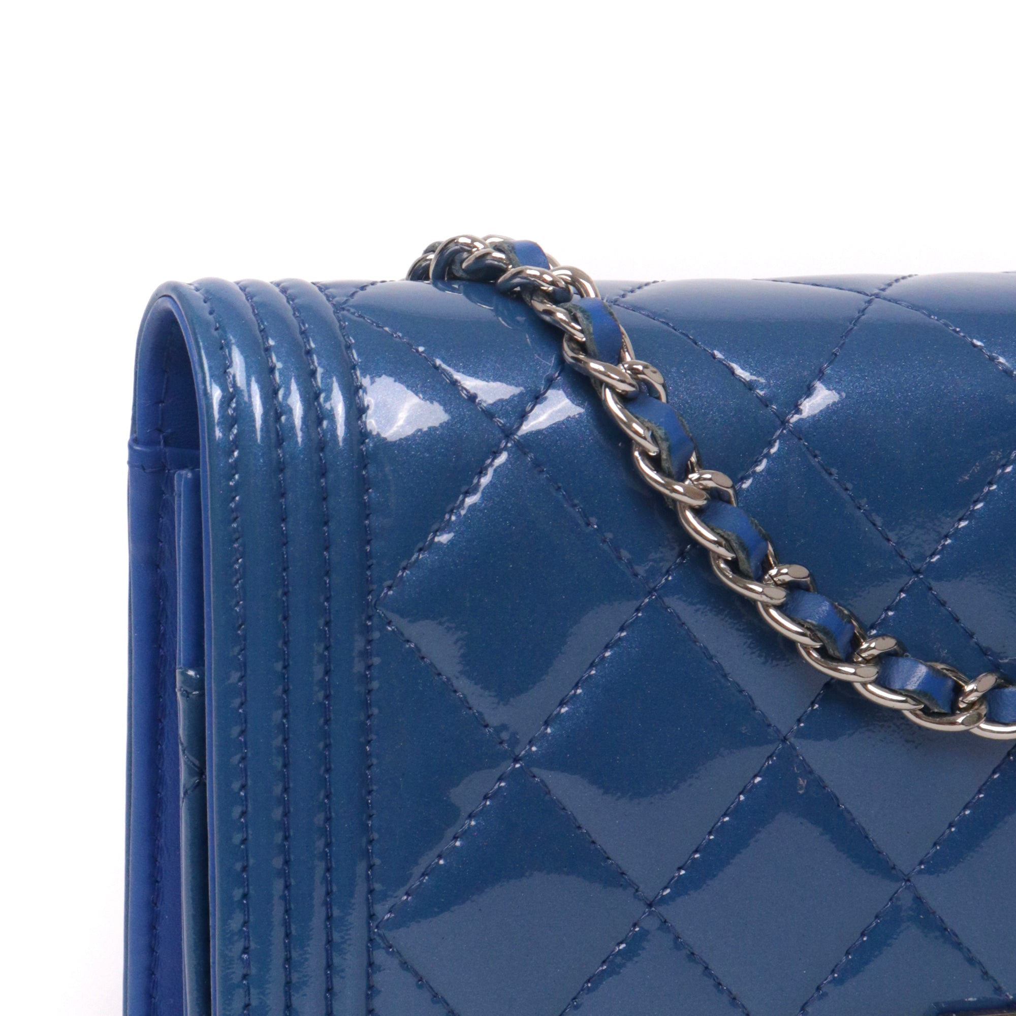 CHANEL - Sac à bandoulière Wallet On Chain Boy Chanel en cuir verni bleu