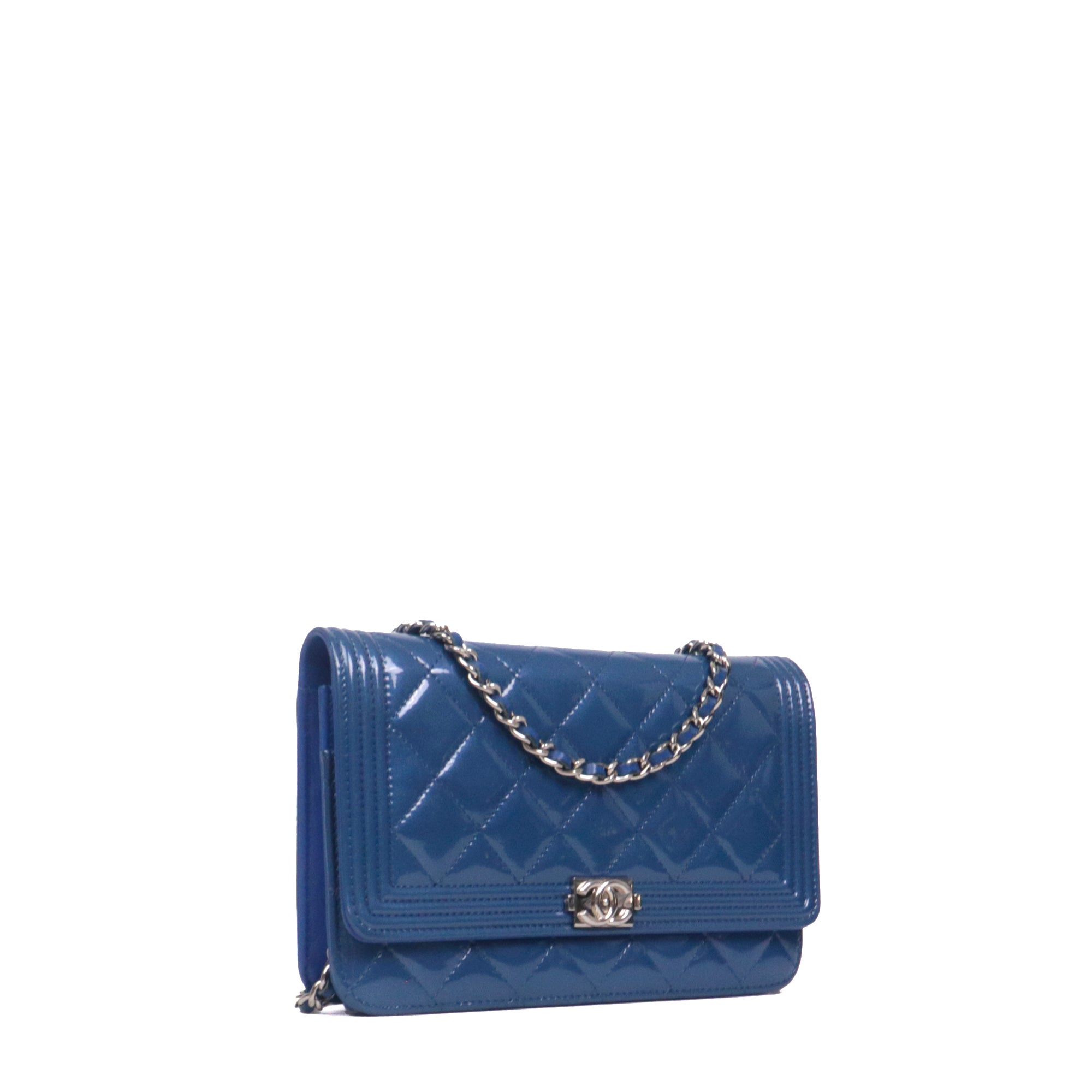 CHANEL - Sac à bandoulière Wallet On Chain Boy Chanel en cuir verni bleu