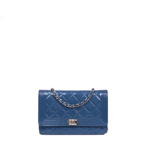 CHANEL - Sac à bandoulière Wallet On Chain Boy Chanel en cuir verni bleu