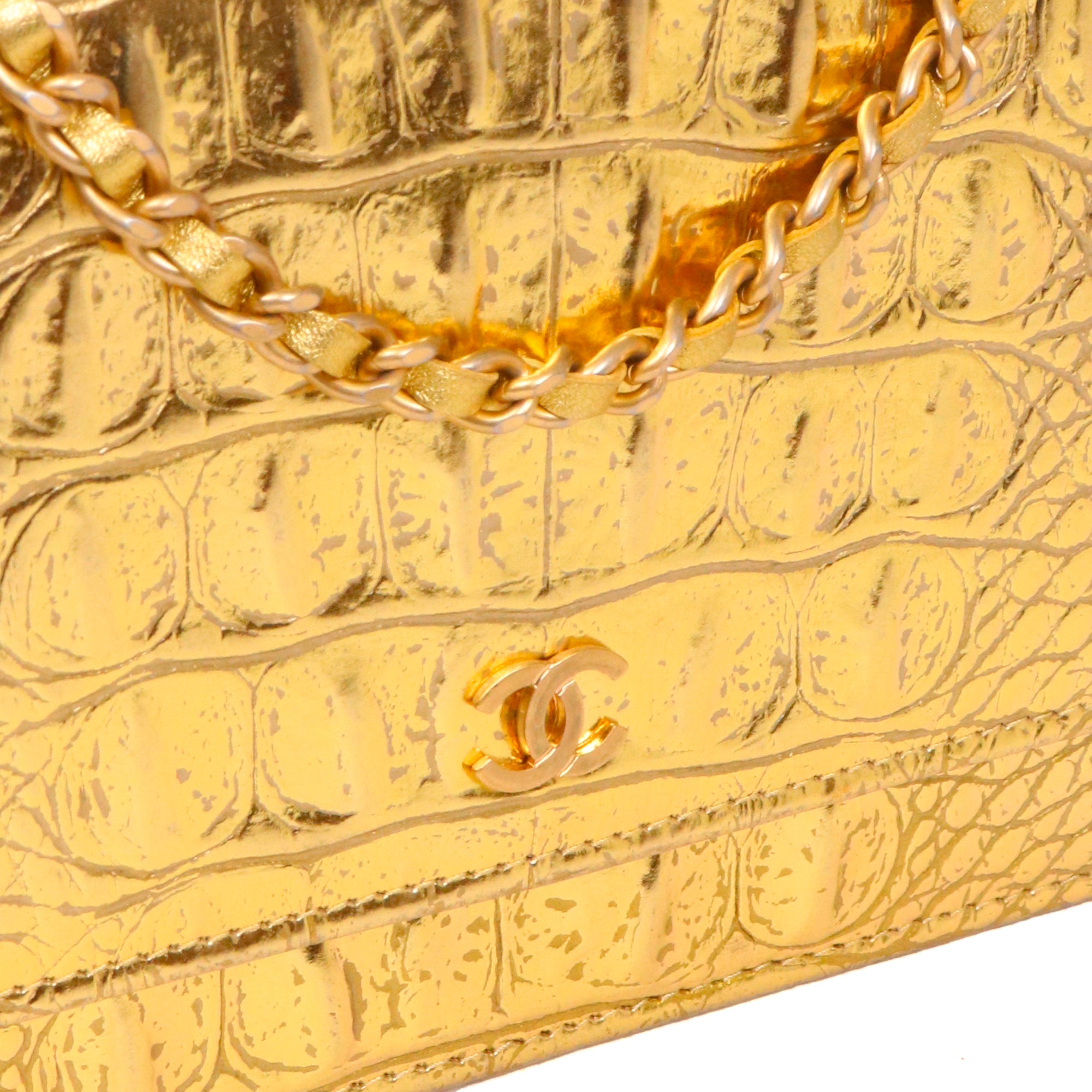 CHANEL - Sac Wallet On Chain Chanel en cuir embossé croco doré métallisé édition limitée