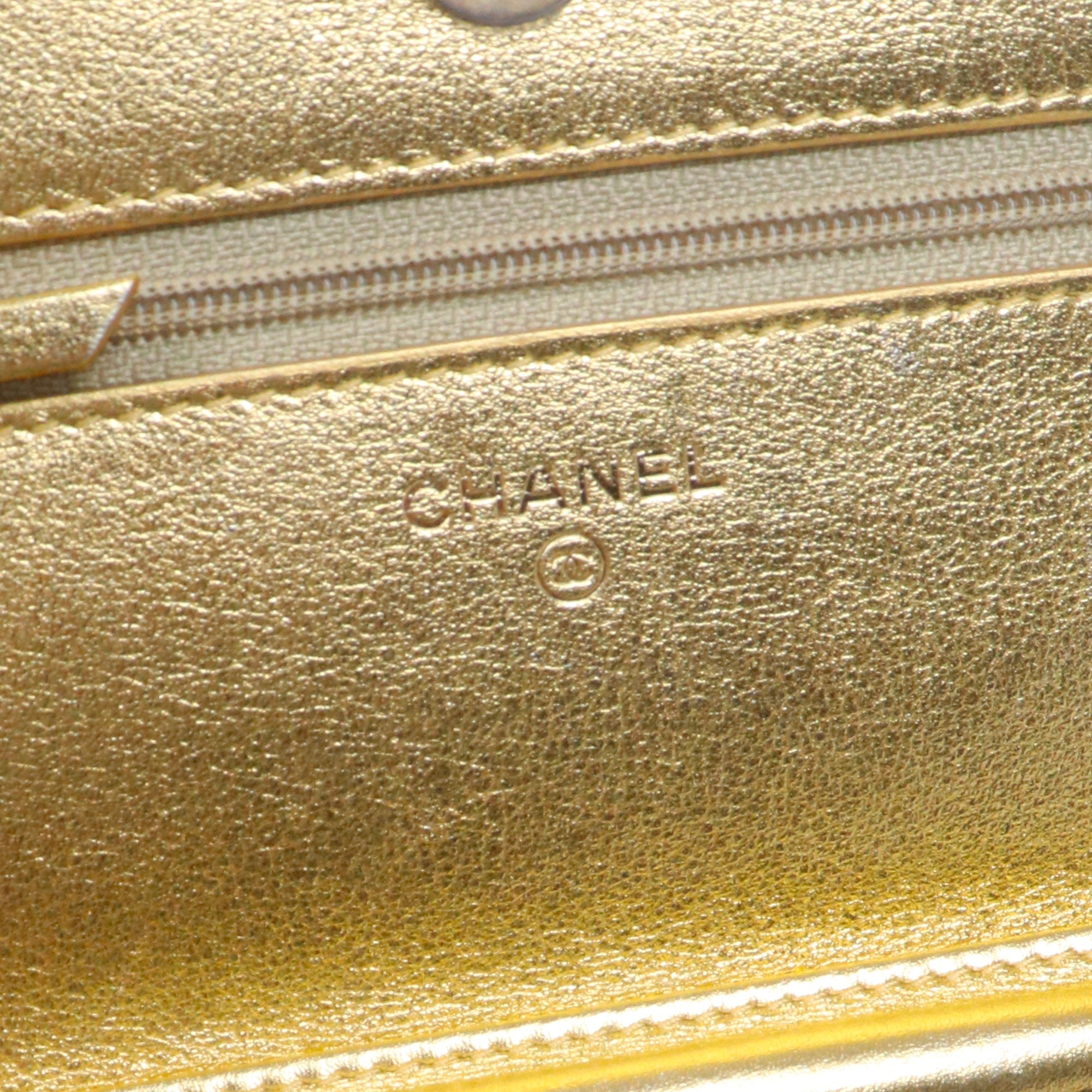 CHANEL - Sac Wallet On Chain Chanel en cuir embossé croco doré métallisé édition limitée