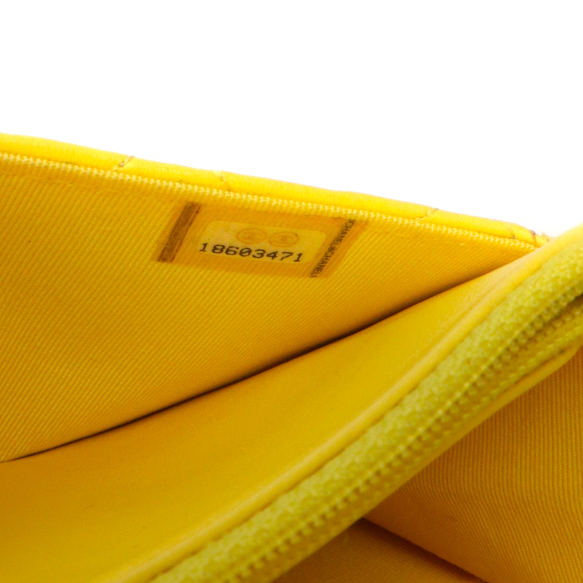 CHANEL - Sac Wallet On Chain Classique/Timeless Chanel en cuir matelassé jaune