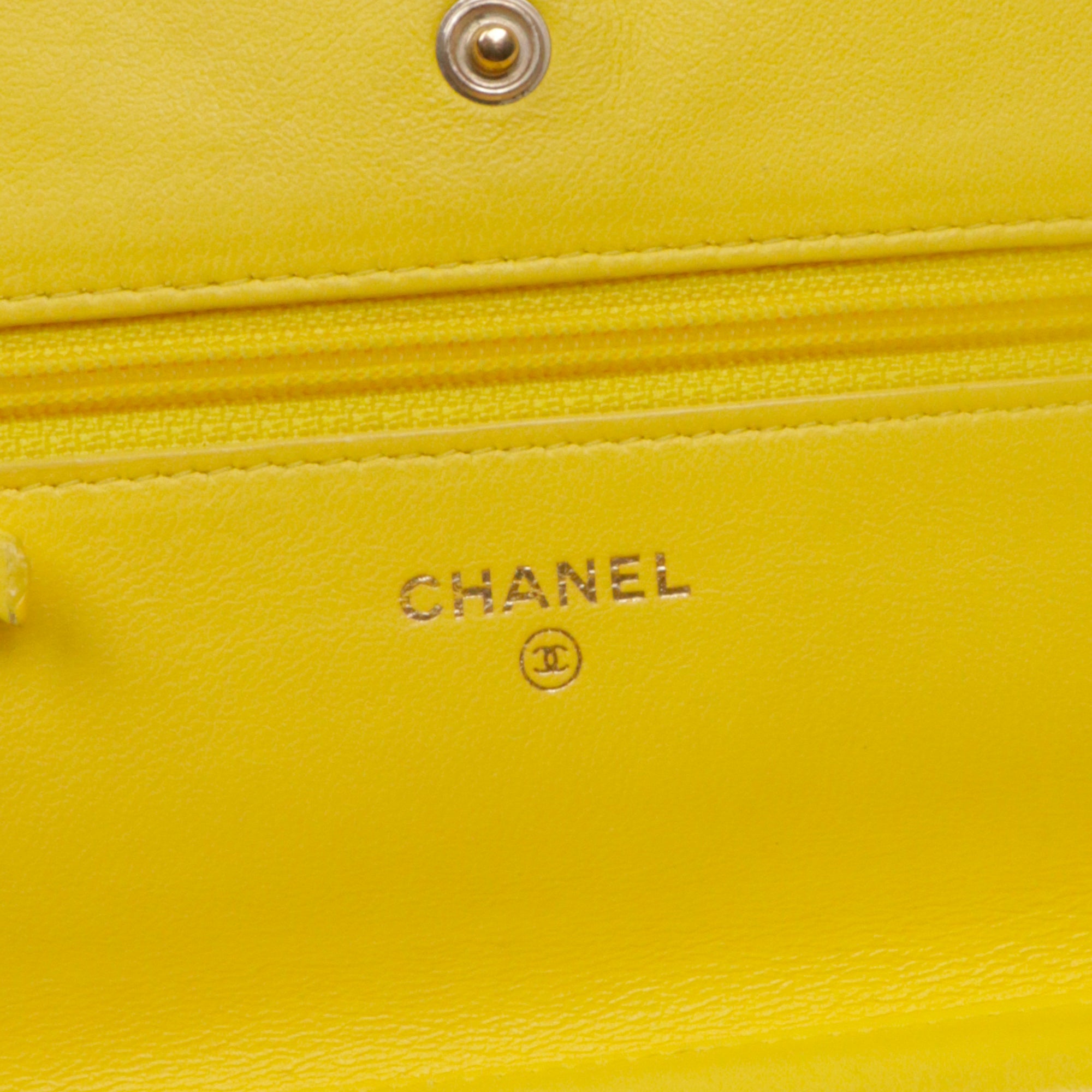 CHANEL - Sac Wallet On Chain Classique/Timeless Chanel en cuir matelassé jaune
